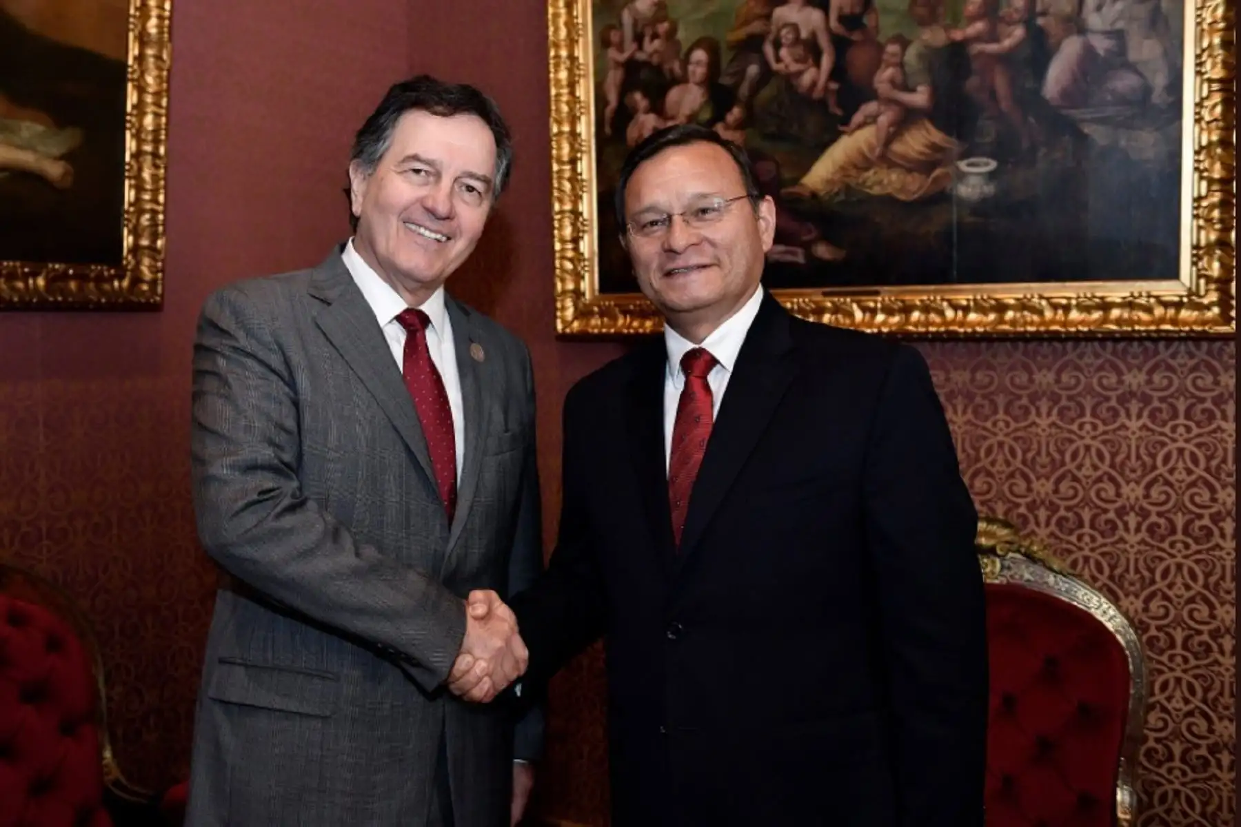 Canciller Néstor Popolizio y su homólogo de Chile, Roberto Ampuero.