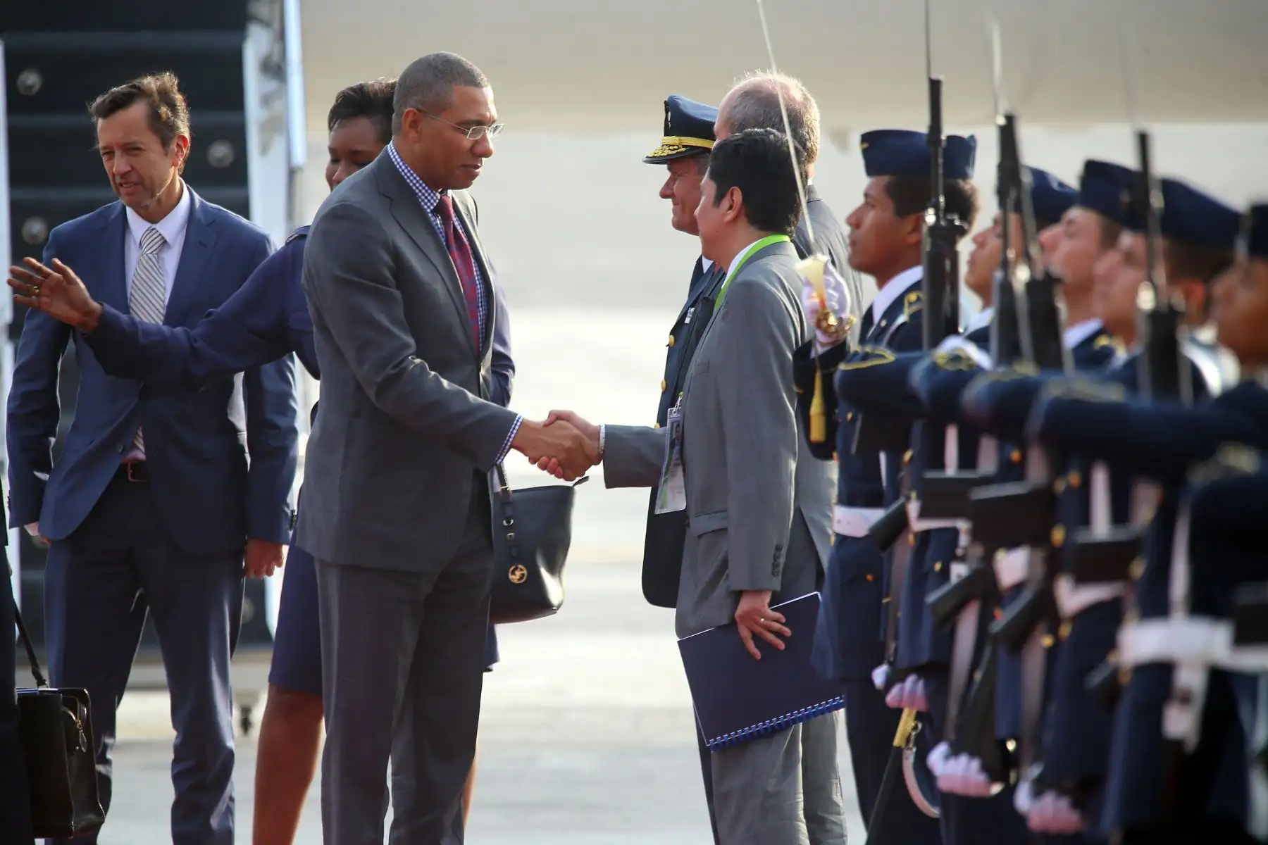 Primer Ministro de Jamaica Andrew Holness, llegó al Grupo Aéreo 8 para La Cumbre de las Américas. Foto: ANDINA/Luis Iparraguirre