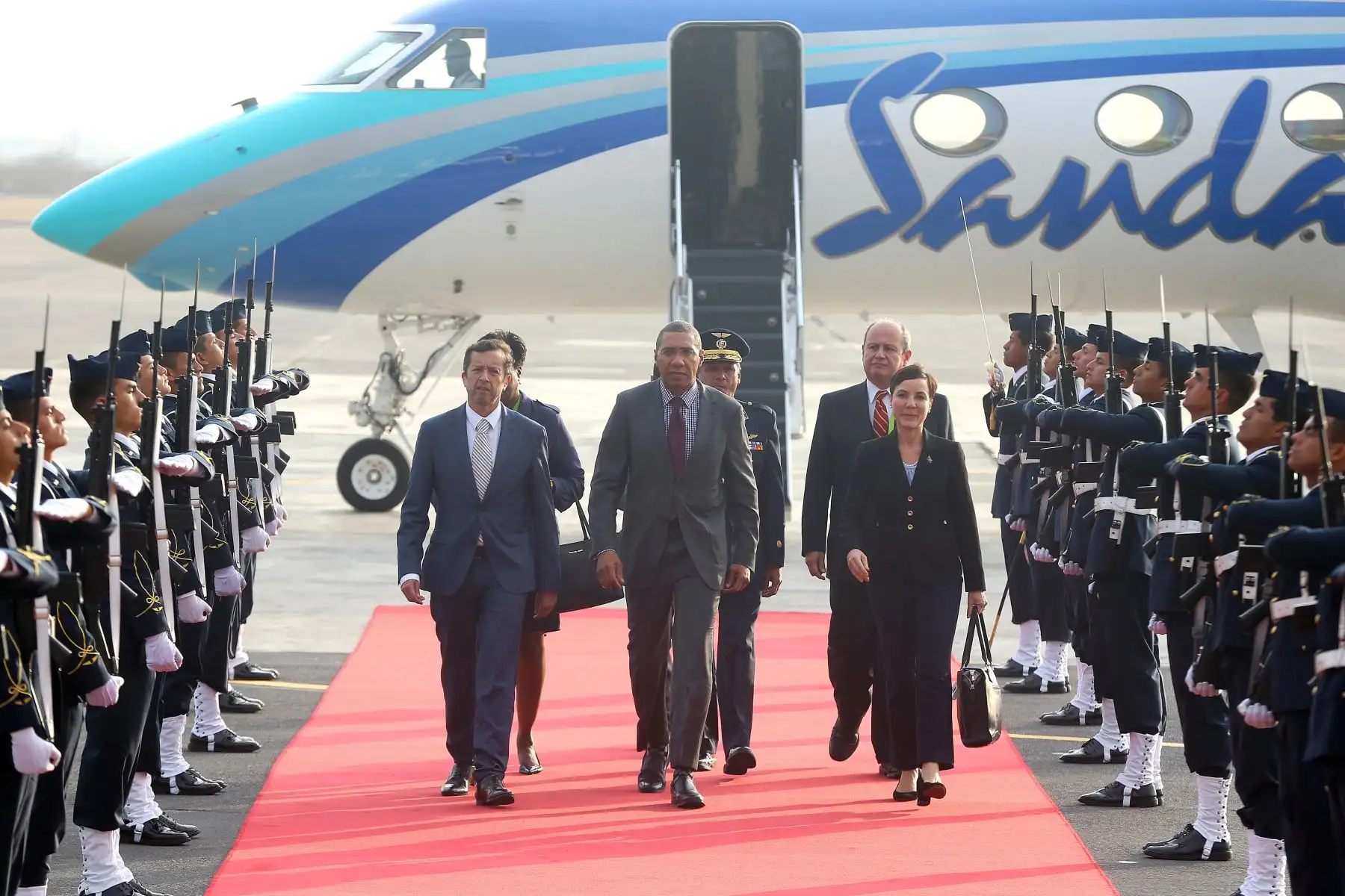 Primer Ministro de Jamaica Andrew Holness, llegó al Grupo Aéreo 8 para La Cumbre de las Américas. Foto: ANDINA/Luis Iparraguirre