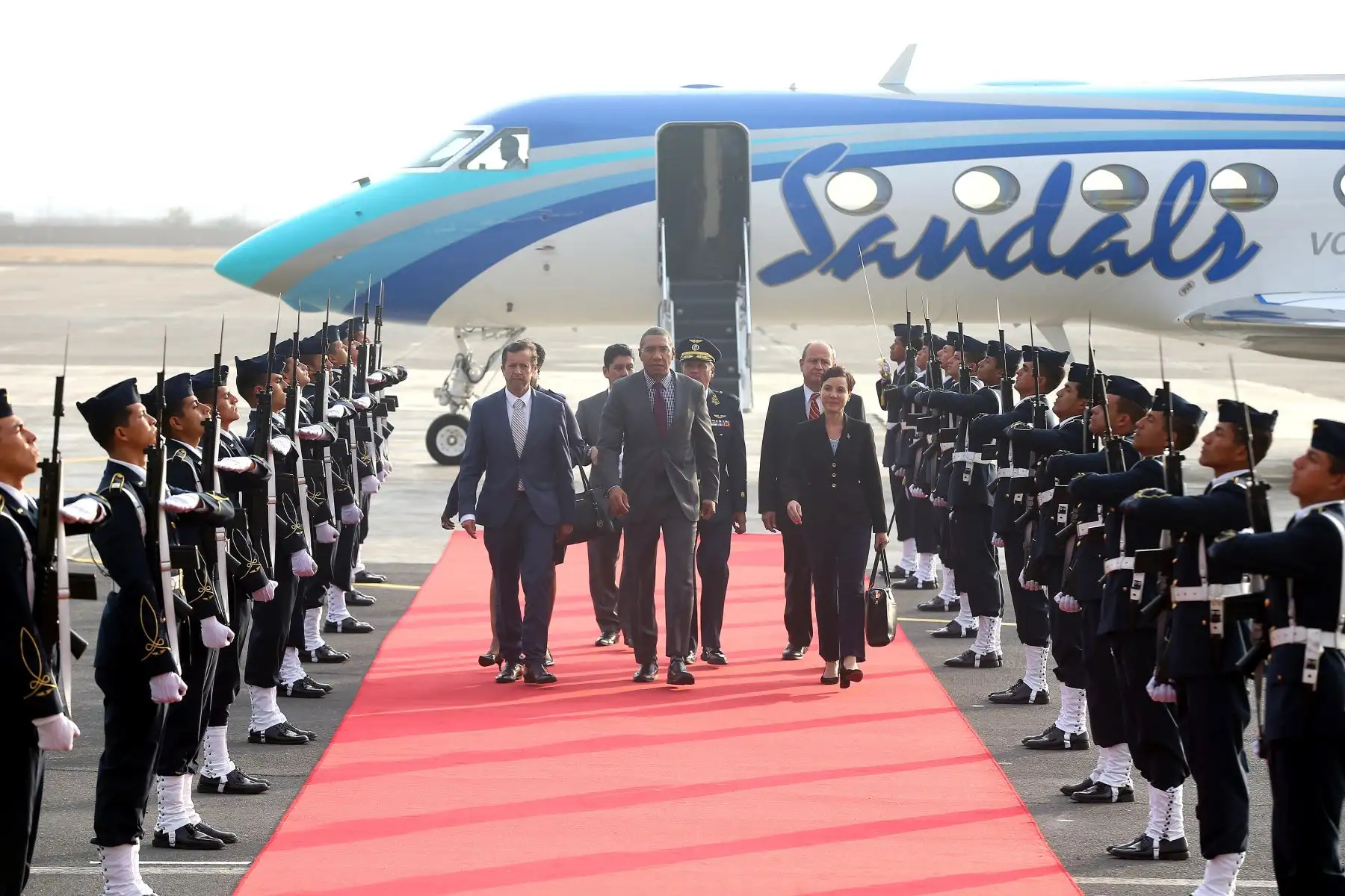 Primer Ministro de Jamaica Andrew Holness, llegó al Grupo Aéreo 8 para La Cumbre de las Américas. Foto: ANDINA/Luis Iparraguirre