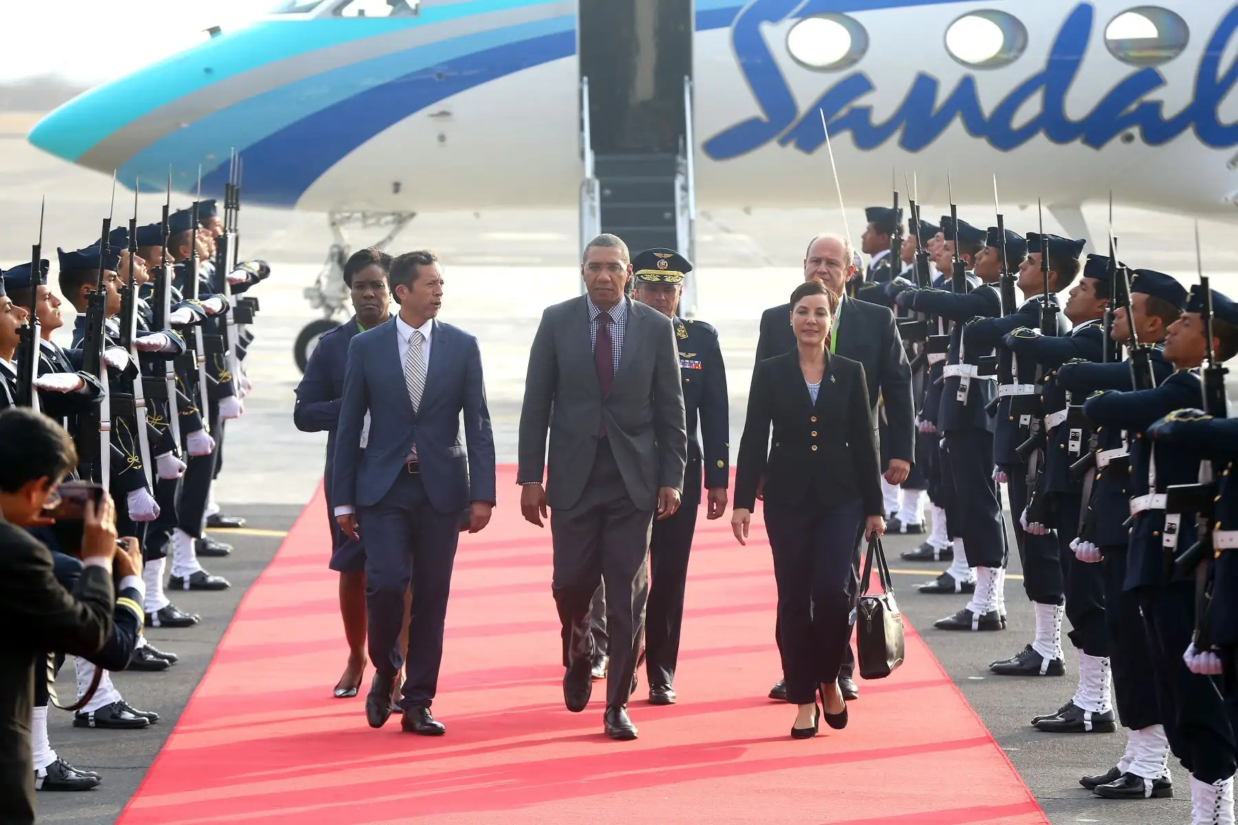 Primer Ministro de Jamaica Andrew Holness, llegó al Grupo Aéreo 8 para La Cumbre de las Américas. Foto: ANDINA/Luis Iparraguirre