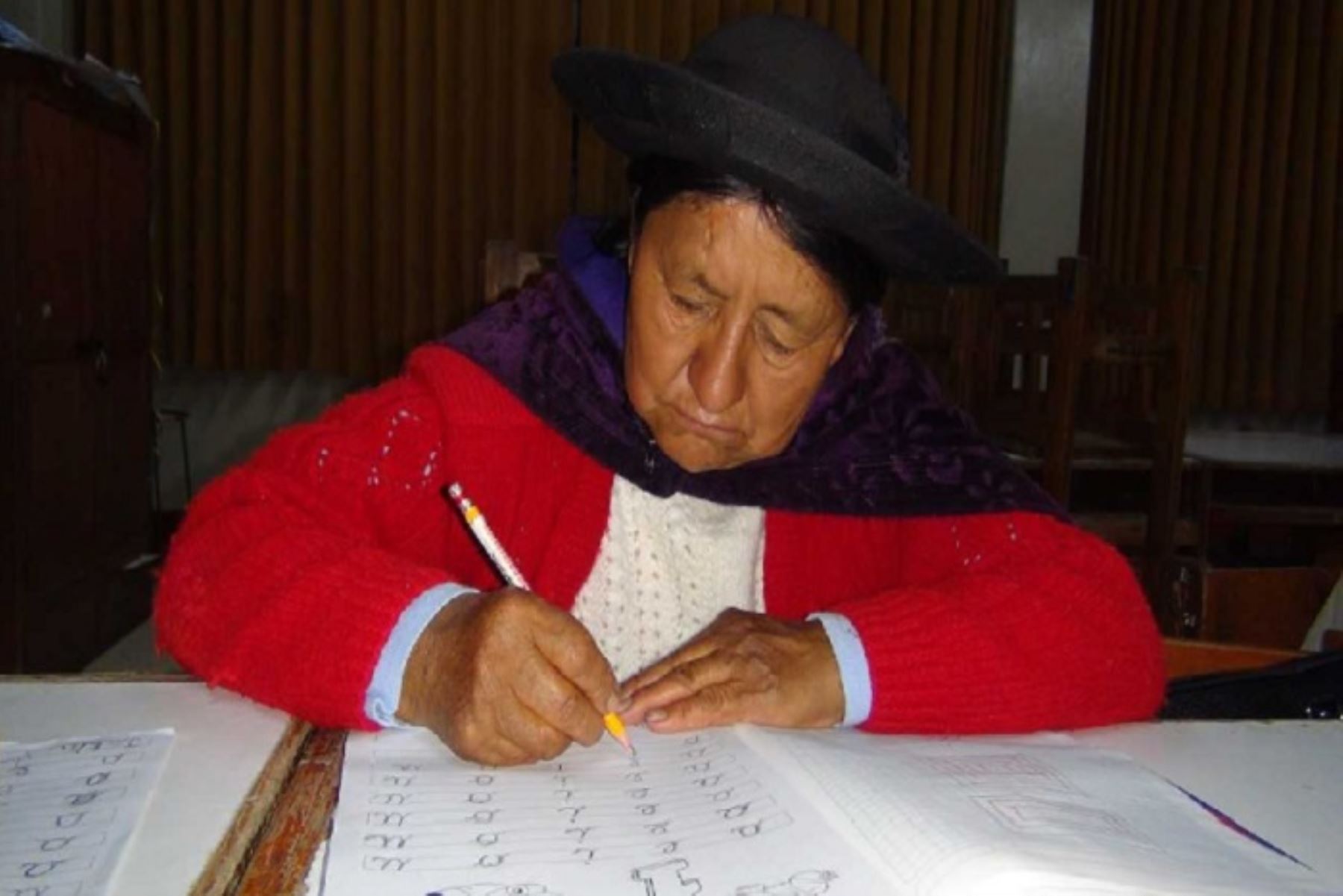 Septuagenaria empezó a estudiar primaria en CEBA de Huancayo