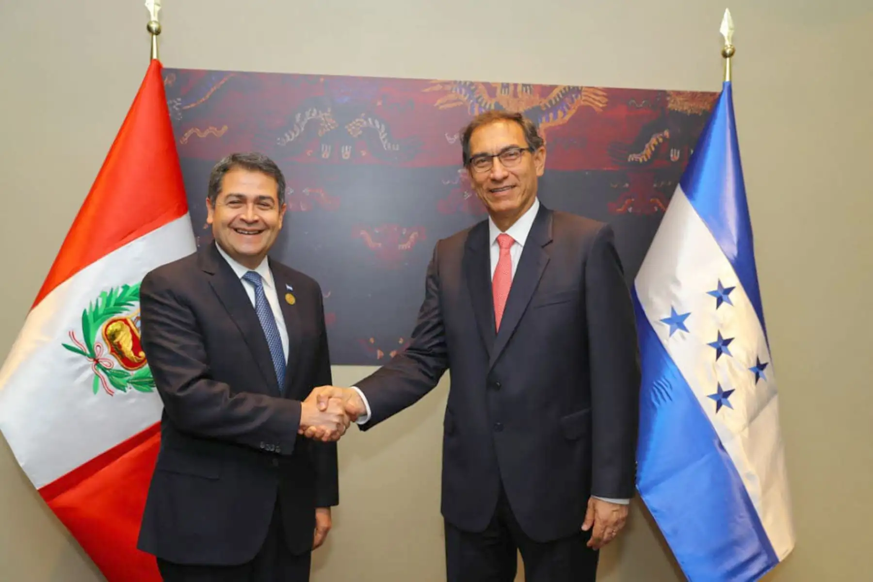 El presidente Martín Vizcarra se reúne con su homólogo de Honduras, Juan Orlando, para profundizar las relaciones entre ambos países. En el marco de la  III Cumbre Empresarial de las Américas. Foto: ANDINA/ Prensa Presidencia