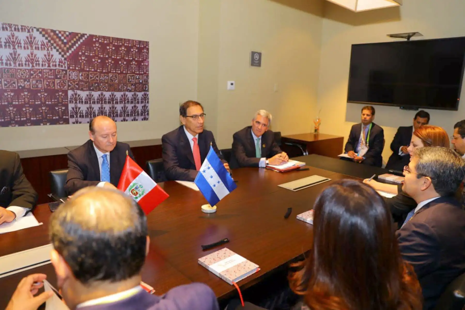 El presidente Martín Vizcarra se reúne con su homólogo de Honduras, Juan Orlando, para profundizar las relaciones entre ambos países. En el marco de la  III Cumbre Empresarial de las Américas. Foto: ANDINA/ Prensa Presidencia