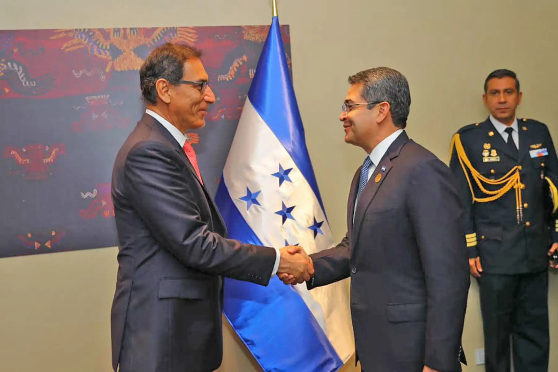 El presidente Martín Vizcarra se reúne con su homólogo de Honduras, Juan Orlando, para profundizar las relaciones entre ambos países. En el marco de la  III Cumbre Empresarial de las Américas. Foto: ANDINA/ Prensa Presidencia