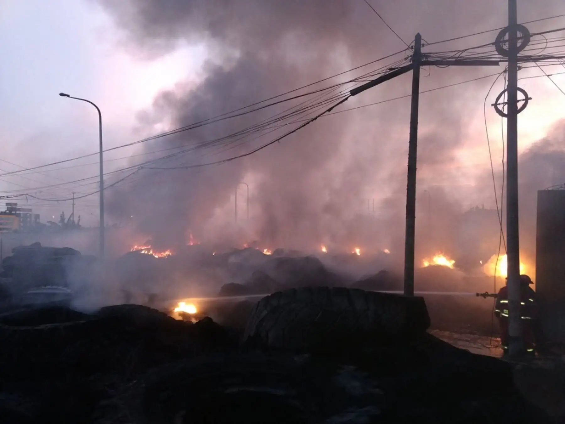 Incendio en depósito de llantas en Comas @FerLlanos