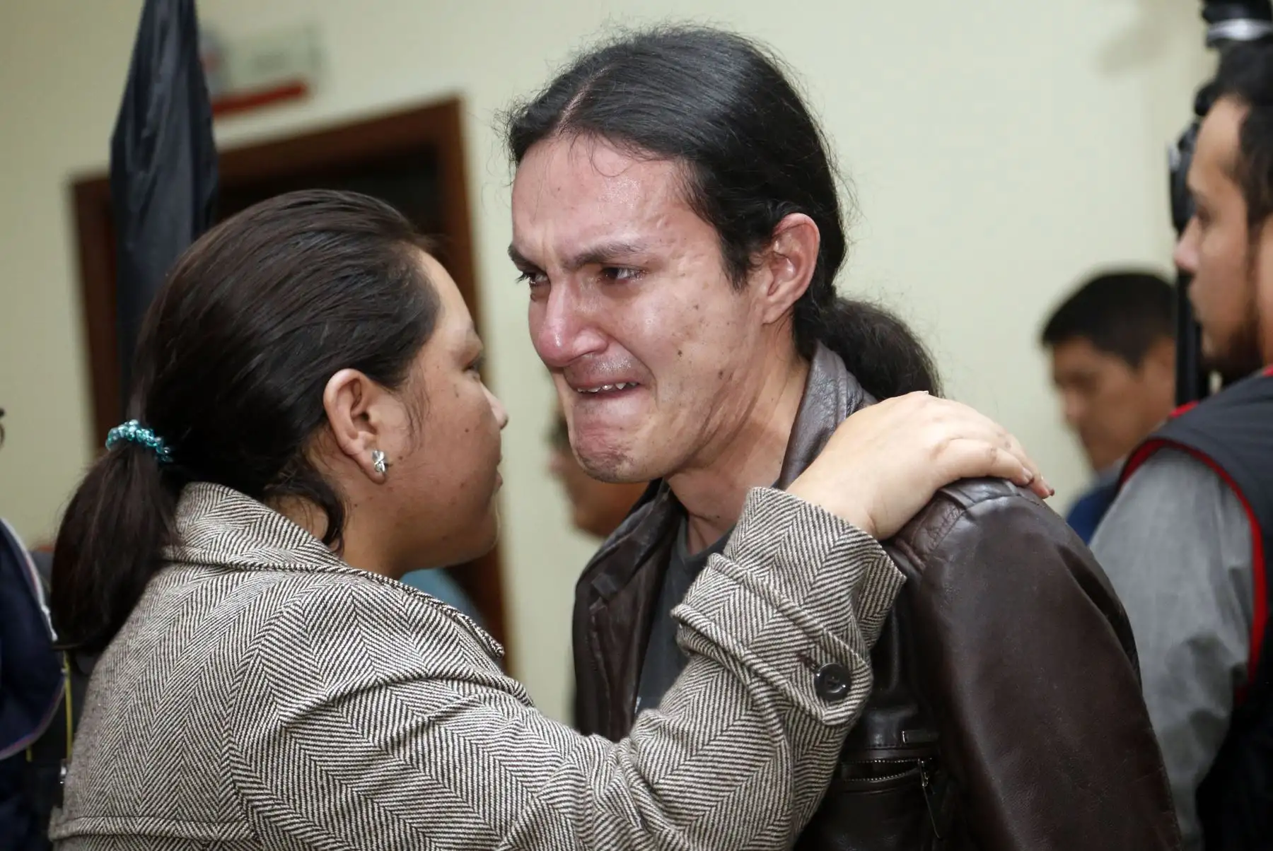 Parientes y amigos del periodista  ecuatoriano Javier Ortega, el fotógrafo Paul Rivas y su conductor Efraín Segarra reaccionan durante una conferencia de prensa de las autoridades en Quito. Foto: AFP.