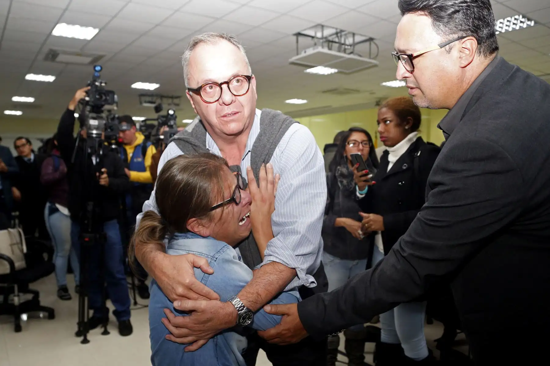 Parientes y amigos del periodista ecuatoriano Javier Ortega, el fotógrafo Paul Rivas y su conductor Efraín Segarra reaccionan durante una conferencia de prensa de las autoridades en Quito. Foto: AFP.