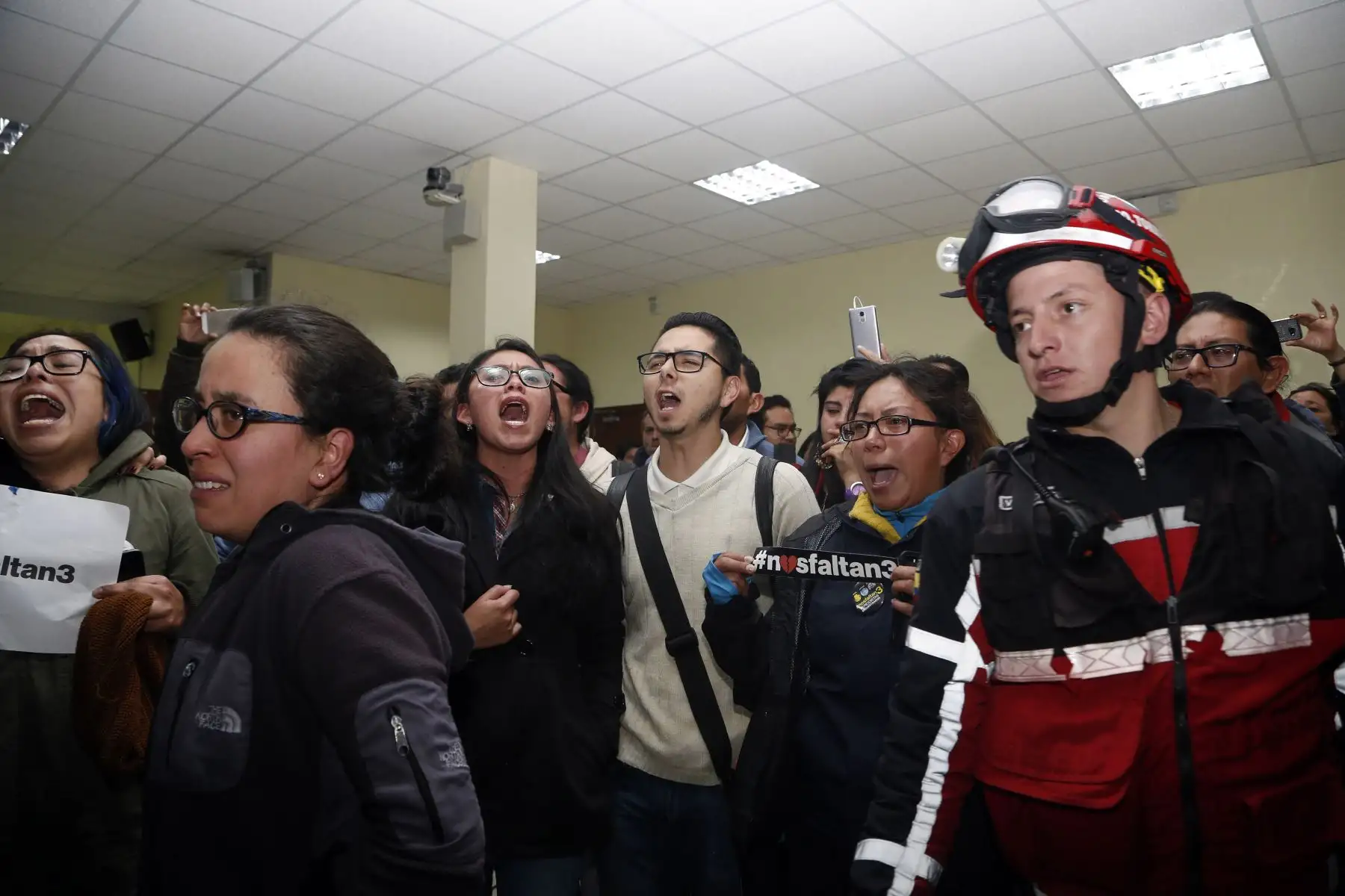 Parientes y amigos del periodista  ecuatoriano Javier Ortega, el fotógrafo Paul Rivas y su conductor Efraín Segarra reaccionan durante una conferencia de prensa de las autoridades en Quito. Foto: AFP.