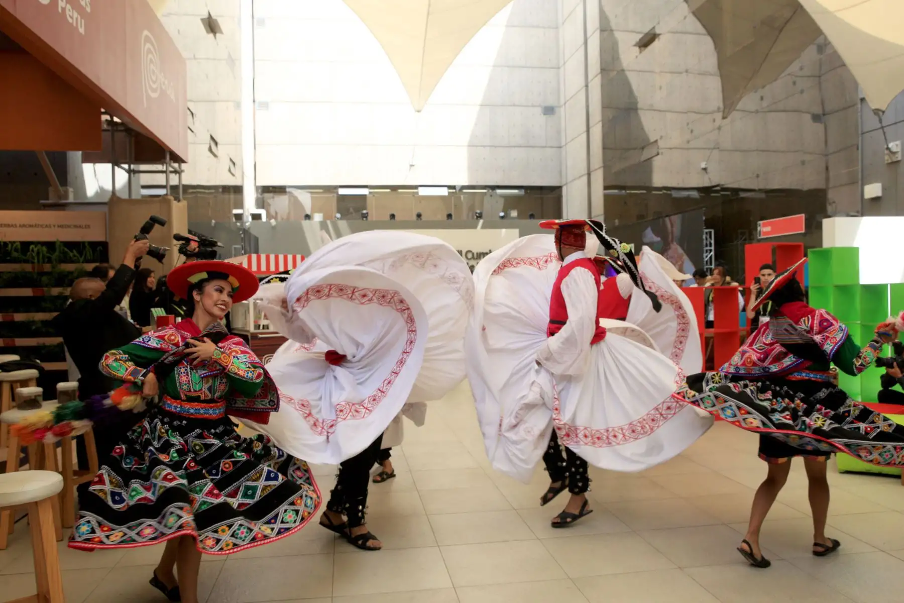 Música y color en el Centro de Convenciones de Lima por la VIII Cumbre de las Américas. Foto: ANDINA/Dante Zegarra.