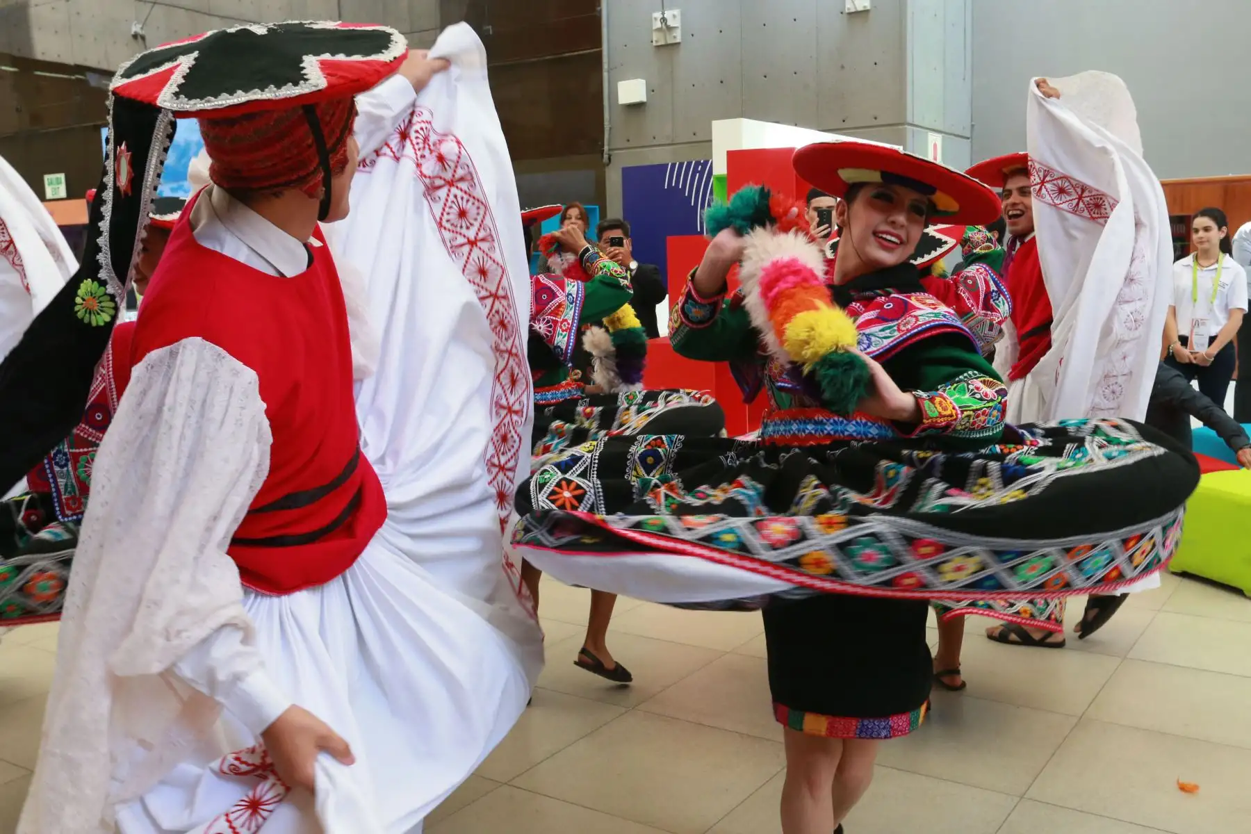 Música y color en el Centro de Convenciones de Lima por la VIII Cumbre de Las Américas. Foto: ANDINA/Norman Córdova