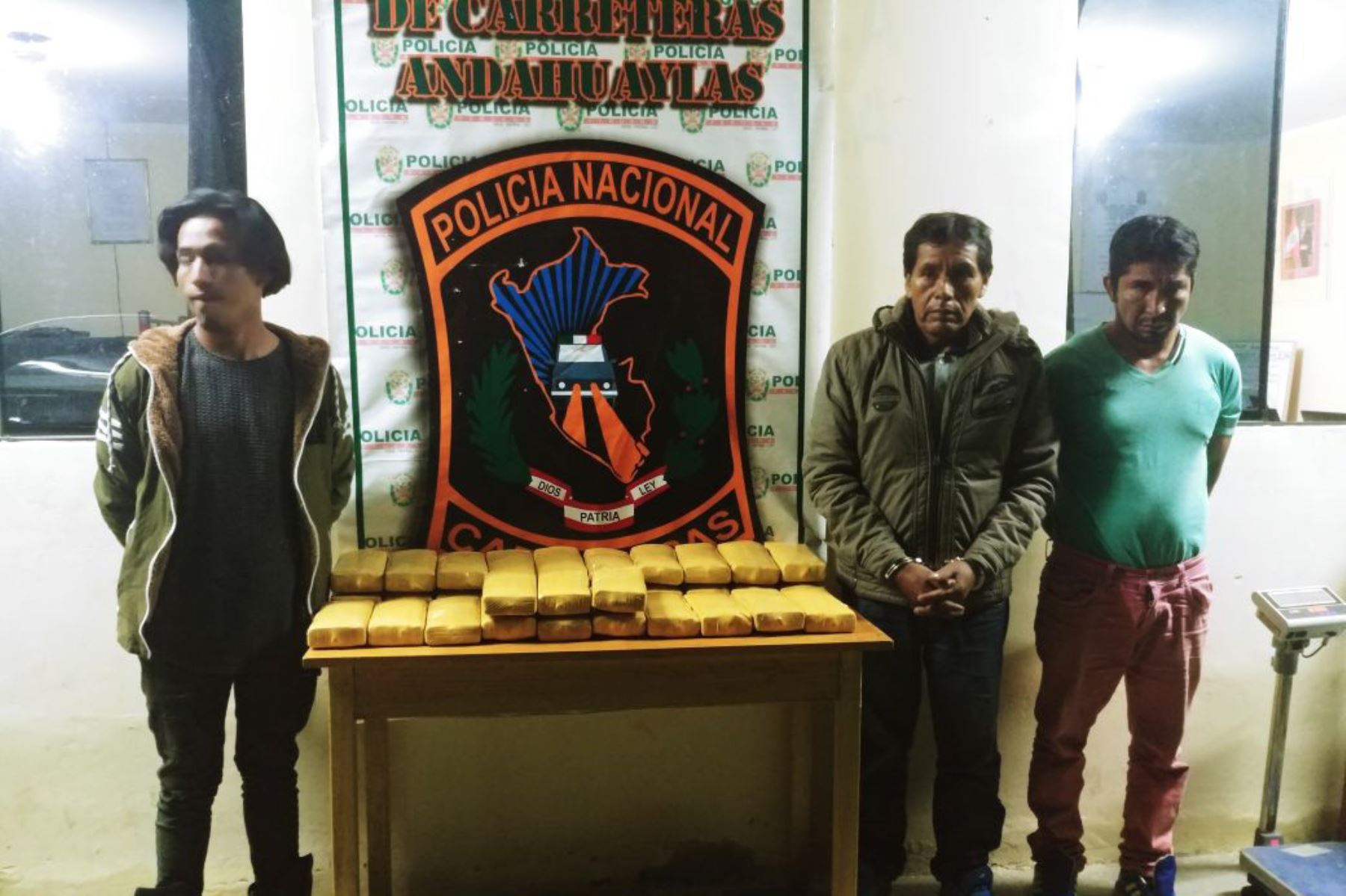 Efectivos del Destacamento de Protección de Carreteras de la Policía Nacional del Perú (Desprcar PNP) de Andahuaylas decomisaron hoy más de 33 kilos de cocaína de alta pureza y detuvieron a tres personas durante un operativo realizado en el sector Tirpa, ubicado en el kilómetro 662.5 de la vía Andahuaylas-Abancay.