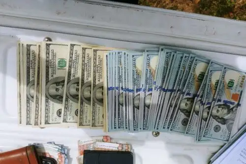 Efectivos de la Policía Nacional del Perú (PNP) incautaron 41,300 dólares y 3,200 soles y detuvieron a cuatro personas involucradas en el presunto delito de lavado de activos, durante un operativo de rutina denominado Carretera Segura 2018 en Andahuaylas.