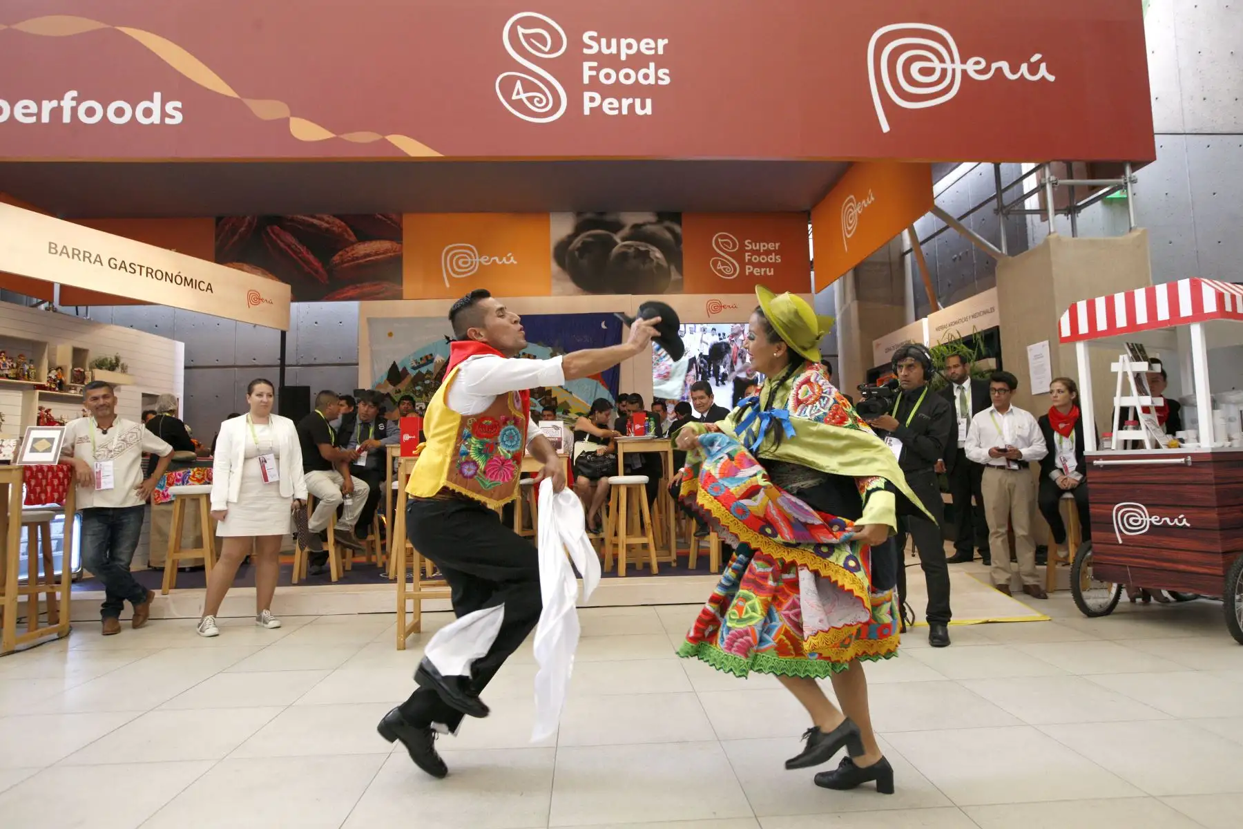 El Centro de Convenciones de Lima recibe en la VIII Cumbre de Las Américas a las delegaciones extranjeras con muy buena música, color y sabor. Foto: ANDINA/Dante Zegarra.