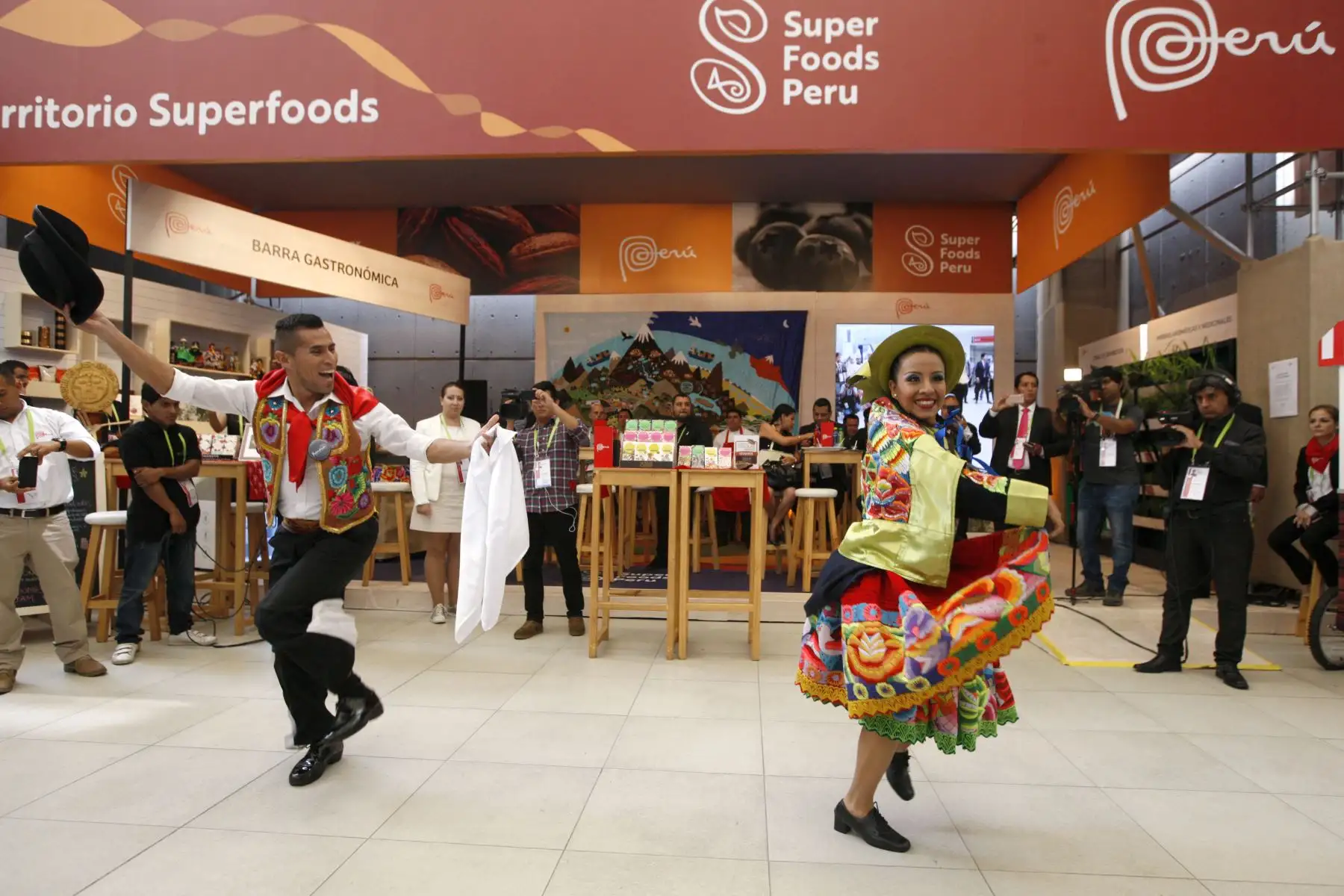 El Centro de Convenciones de Lima recibe en la VIII Cumbre de Las Américas a las delegaciones extranjeras con muy buena música, color y sabor. Foto: ANDINA/Dante Zegarra.