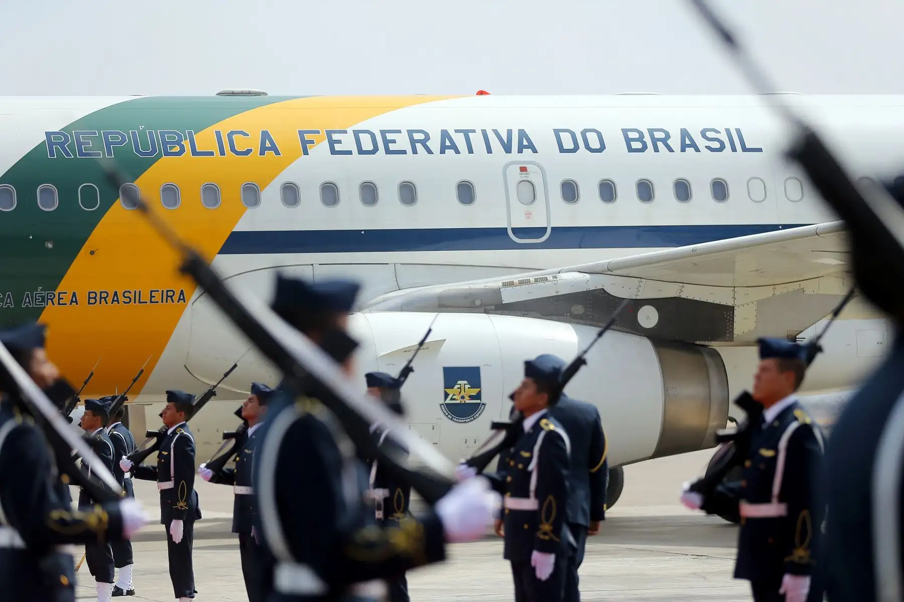 Presidente de Brasil, Michel Temer, es recibido por el ministro de Vivienda, Javier Piqué, a su arribo al Grupo Aéreo 8 para participar en la VIII Cumbre de las Américas. Foto: ANDINA/Luis Iparraguirre.