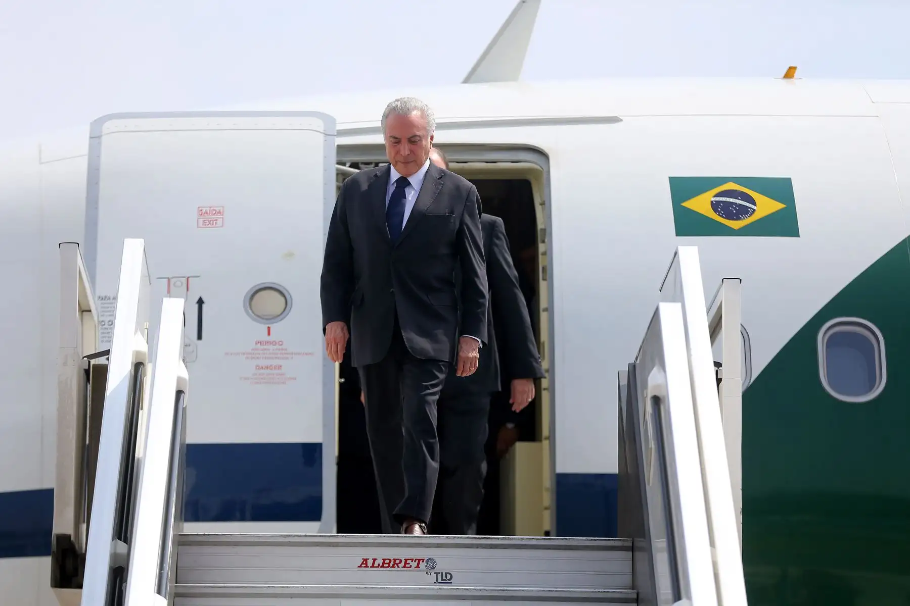 Presidente de Brasil, Michel Temer, es recibido por el ministro de Vivienda, Javier Piqué, a su arribo al Grupo Aéreo 8 para participar en la VIII Cumbre de las Américas. Foto: ANDINA/Luis Iparraguirre.