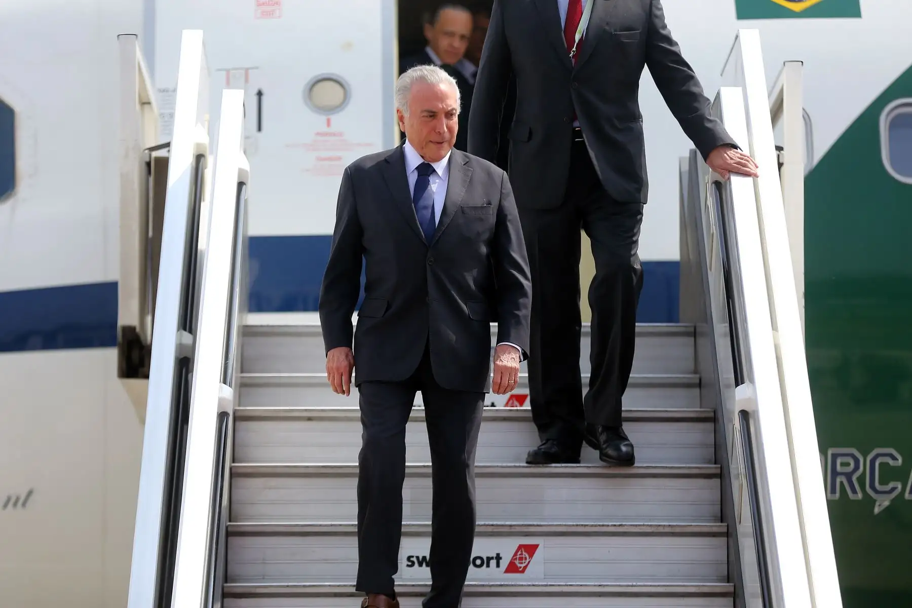 Presidente de Brasil, Michel Temer, es recibido por el ministro de Vivienda, Javier Piqué, a su arribo al Grupo Aéreo 8 para participar en la VIII Cumbre de las Américas. Foto: ANDINA/Luis Iparraguirre.