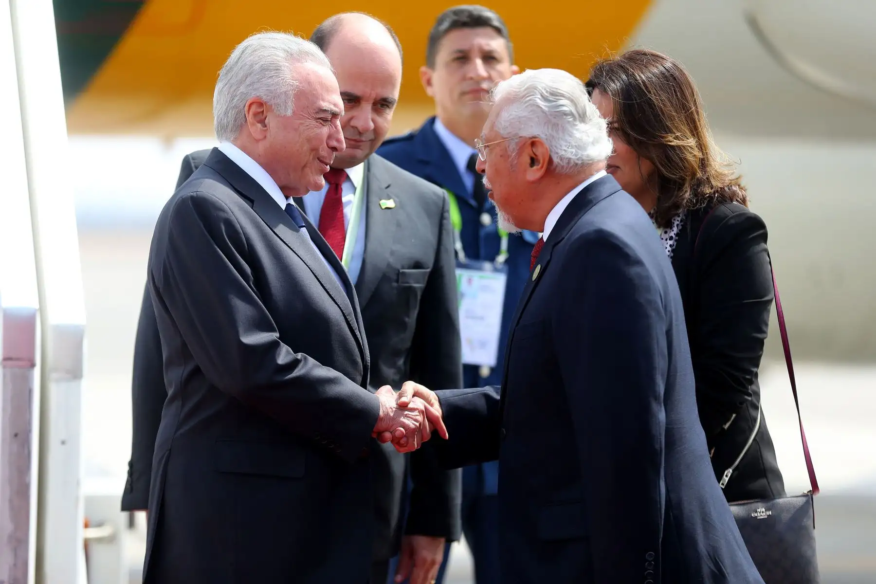 Presidente de Brasil, Michel Temer, es recibido por el ministro de Vivienda, Javier Piqué, a su arribo al Grupo Aéreo 8 para participar en la VIII Cumbre de las Américas. Foto: ANDINA/Luis Iparraguirre.