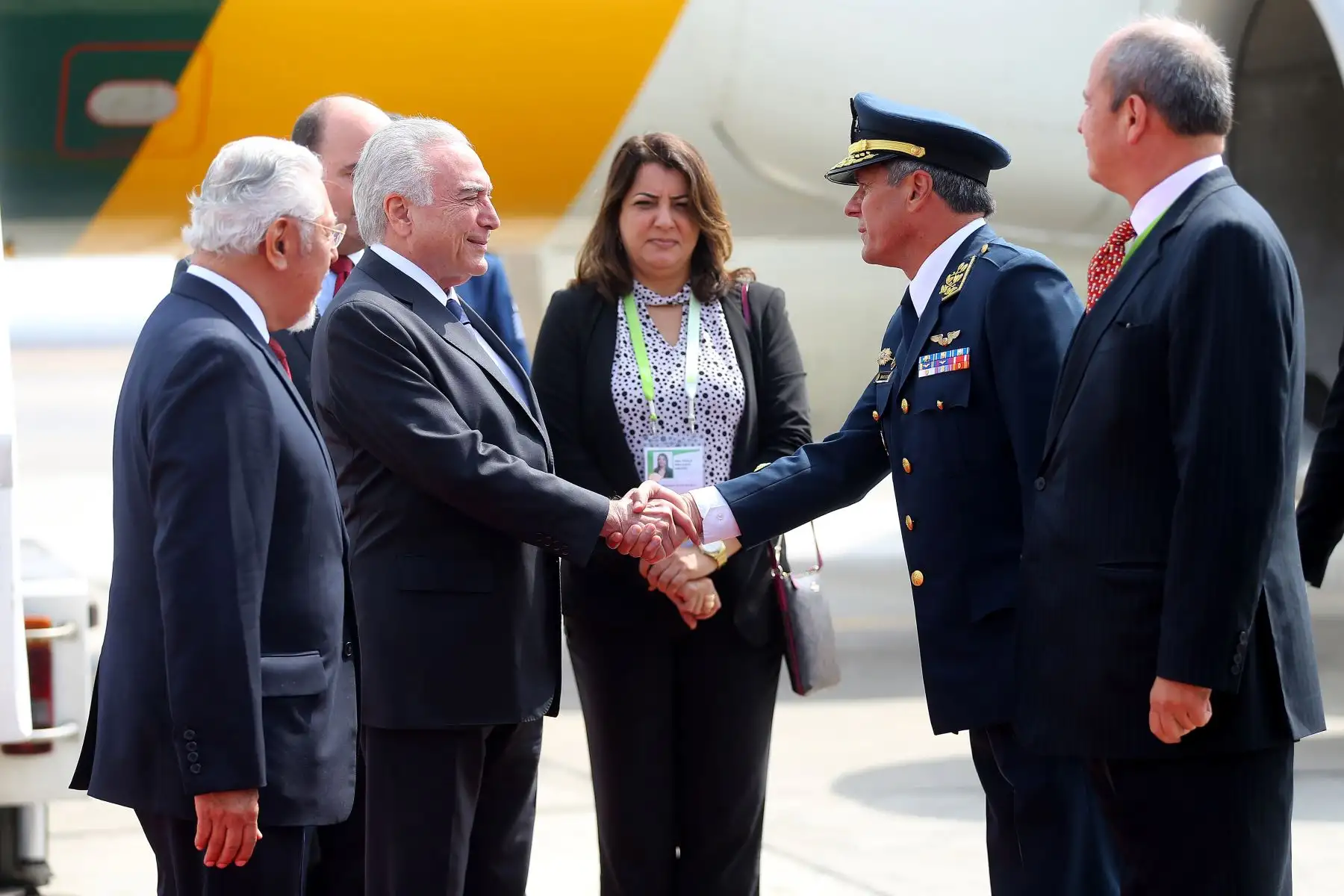 Presidente de Brasil, Michel Temer, es recibido por el ministro de Vivienda, Javier Piqué, a su arribo al Grupo Aéreo 8 para participar en la VIII Cumbre de las Américas. Foto: ANDINA/Luis Iparraguirre.