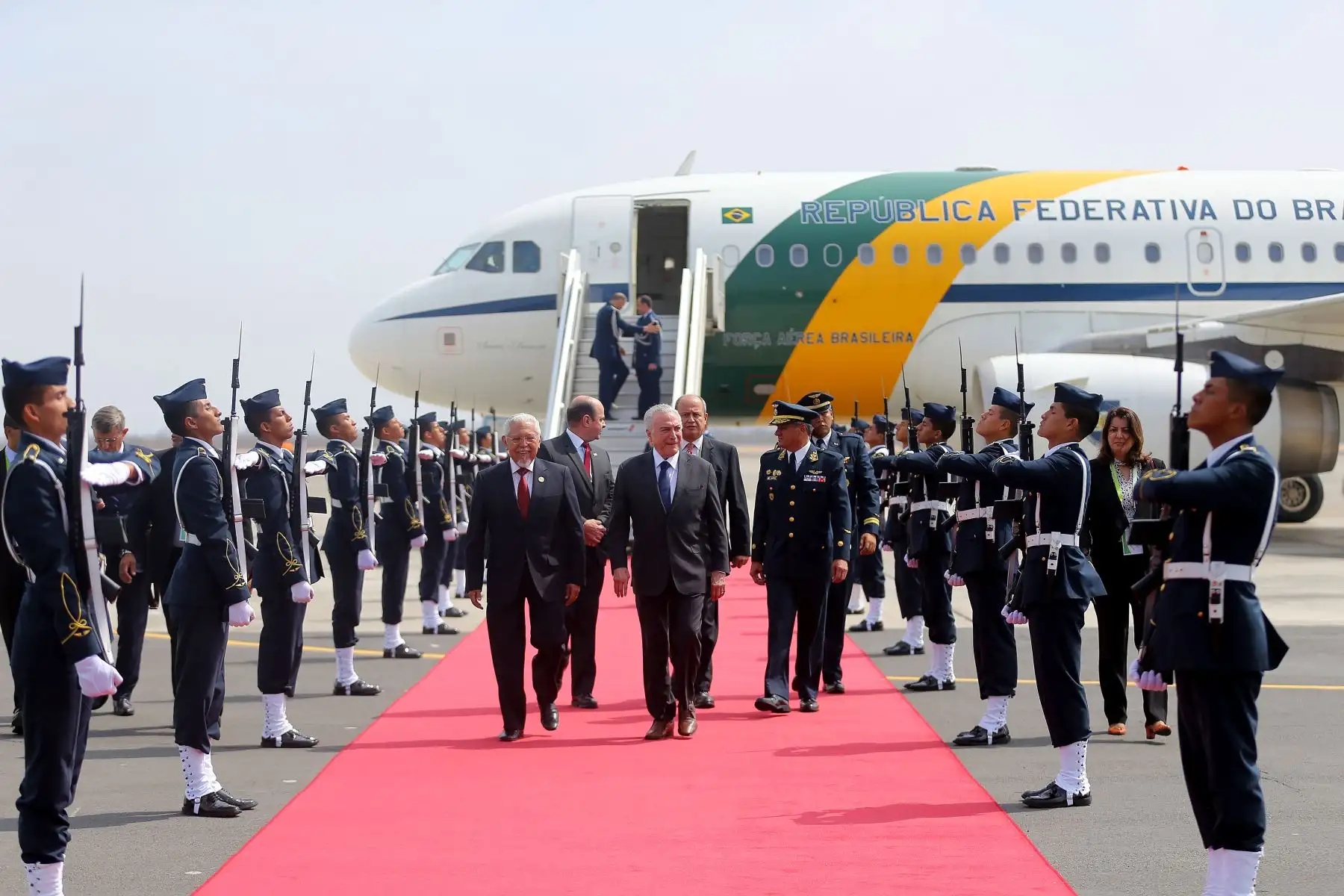 Presidente de Brasil, Michel Temer, es recibido por el ministro de Vivienda, Javier Piqué, a su arribo al Grupo Aéreo 8 para participar en la VIII Cumbre de las Américas. Foto: ANDINA/Luis Iparraguirre.
