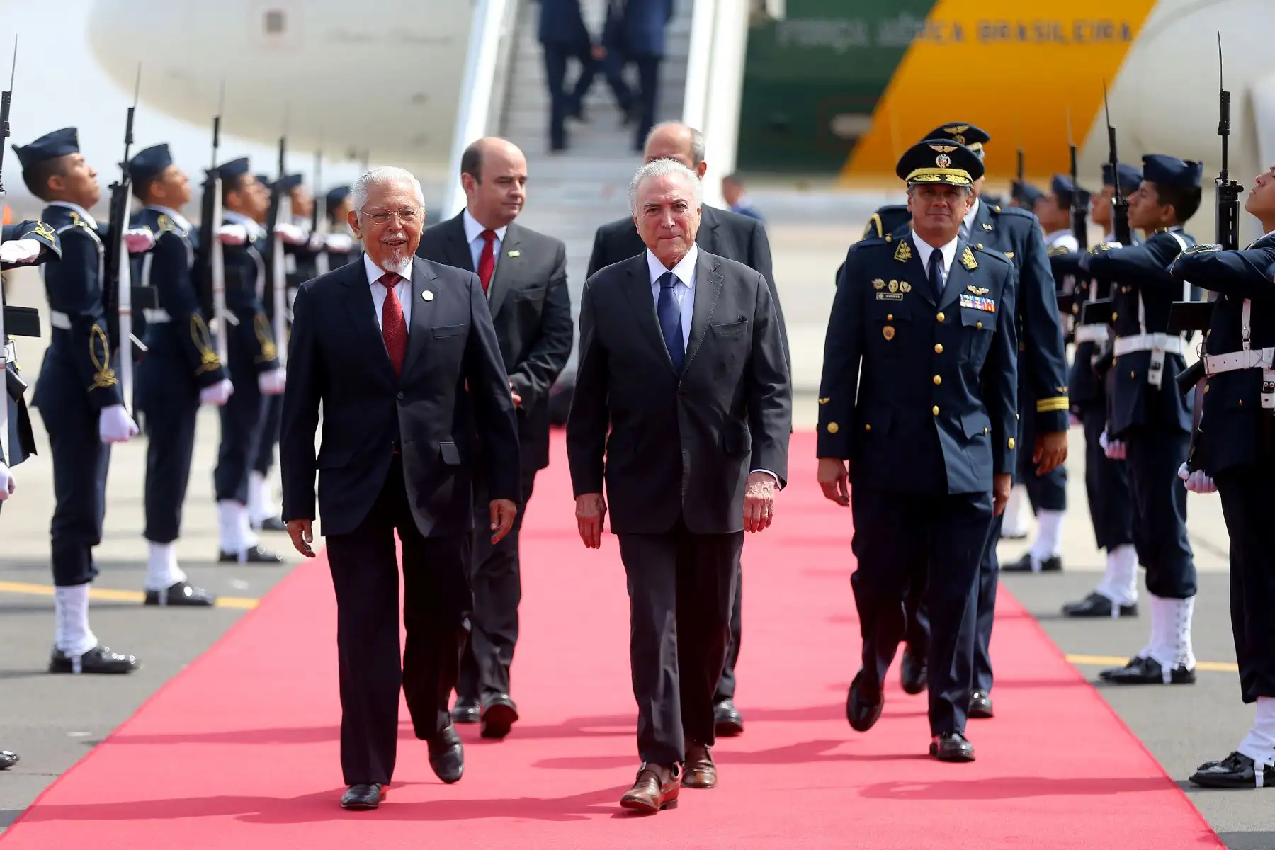 Presidente de Brasil, Michel Temer, es recibido por el ministro de Vivienda, Javier Piqué, a su arribo al Grupo Aéreo 8 para participar en la VIII Cumbre de las Américas. Foto: ANDINA/Luis Iparraguirre.