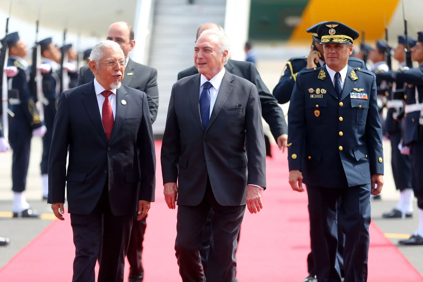 Presidente de Brasil, Michel Temer, es recibido por el ministro de Vivienda, Javier Piqué, a su arribo al Grupo Aéreo 8 para participar en la VIII Cumbre de las Américas. Foto: ANDINA/Luis Iparraguirre.