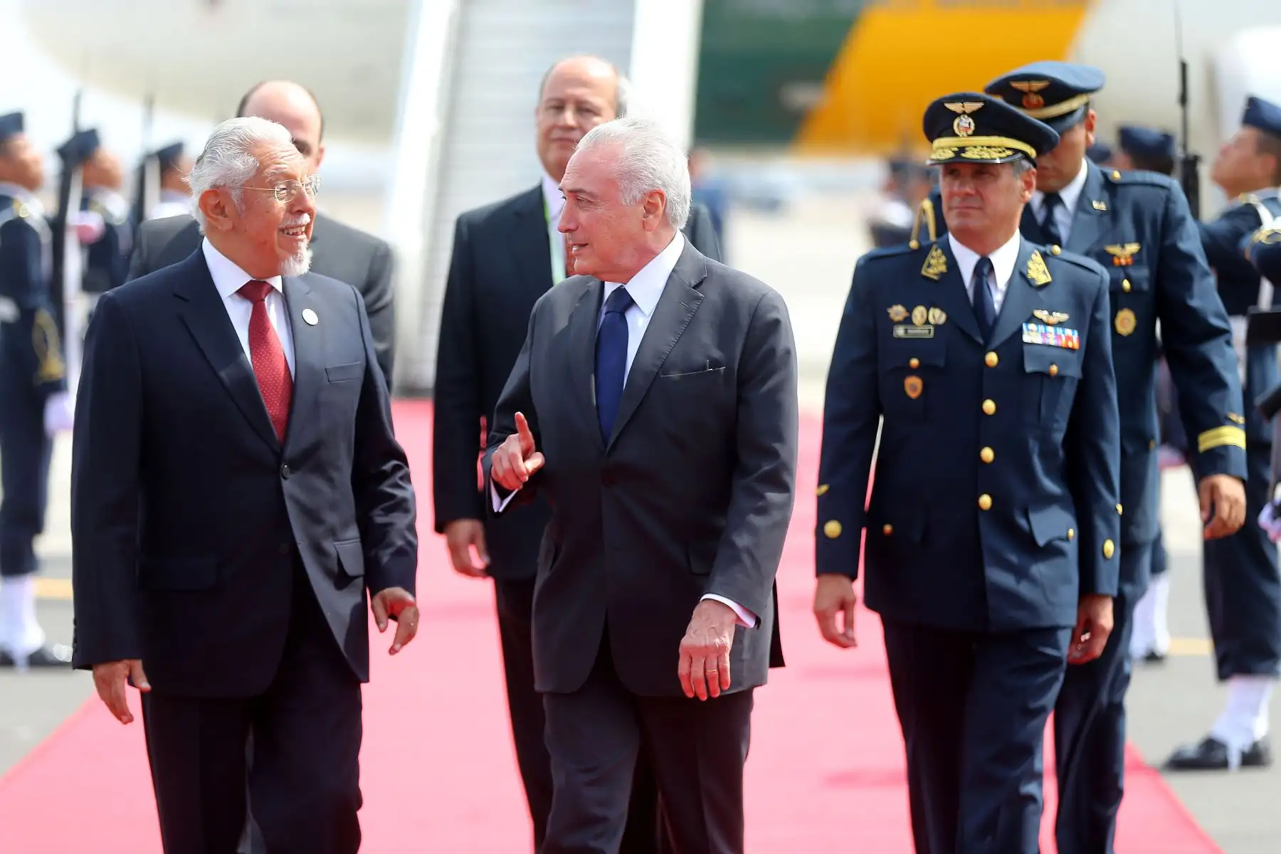 Presidente de Brasil, Michel Temer, es recibido por el ministro de Vivienda, Javier Piqué, a su arribo al Grupo Aéreo 8 para participar en la VIII Cumbre de las Américas. Foto: ANDINA/Luis Iparraguirre.
