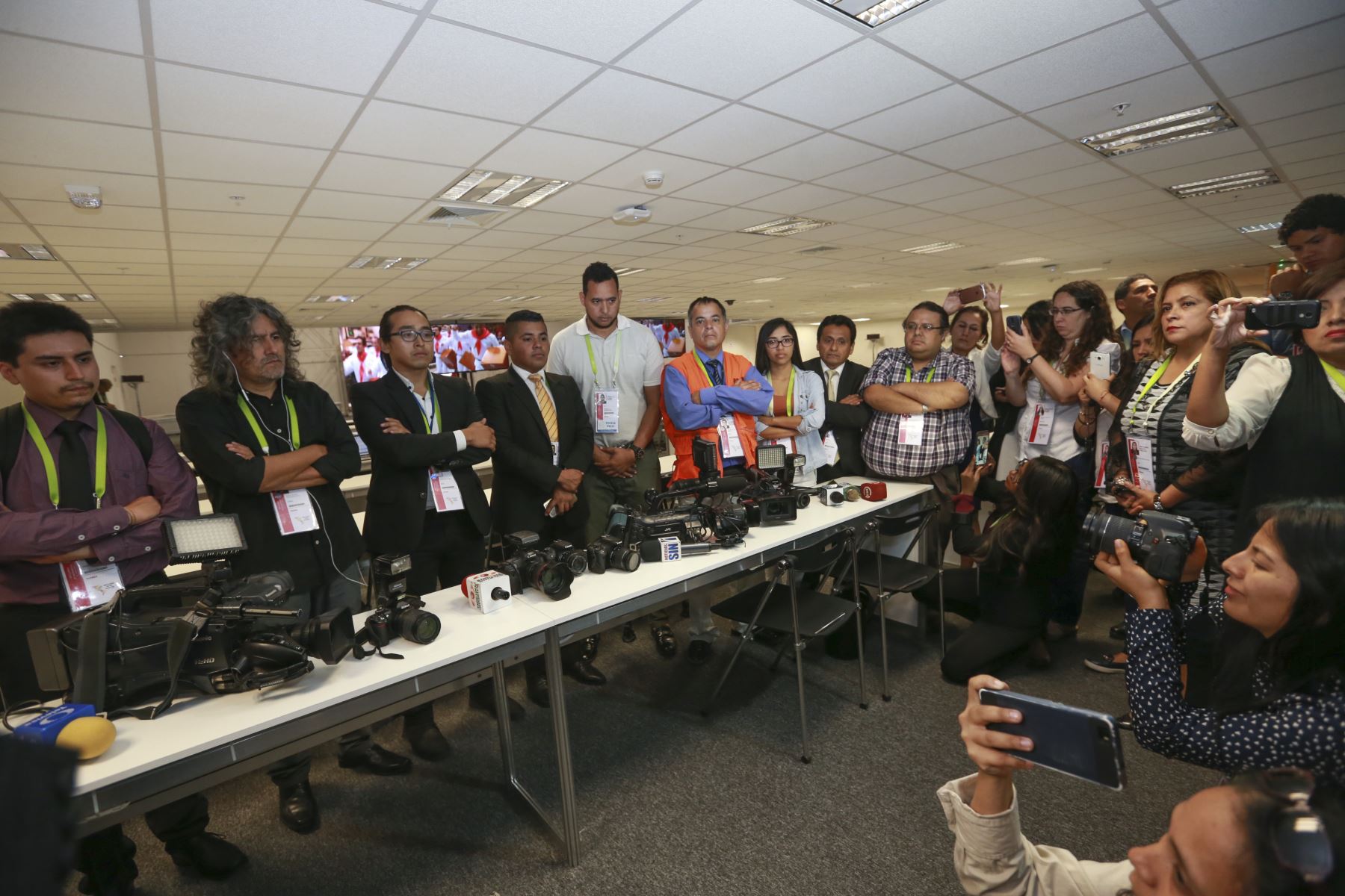Periodistas realizan minuto de silencio por sus colegas asesinados por las FARC en la sala de prensa de la Cumbre de las Américas. Foto: ANDINA/Norman Córdova