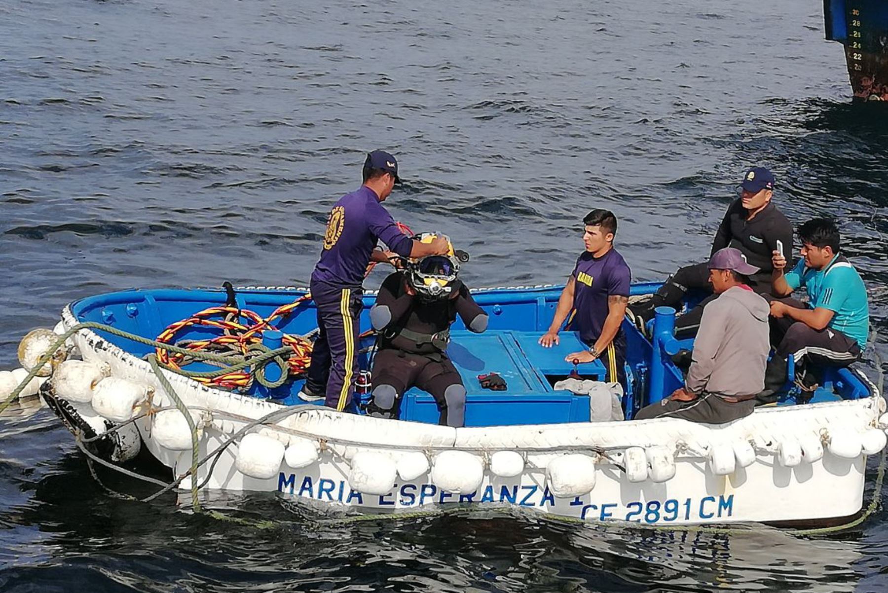 Buzos de la Marina de Guerra se suman a la búsqueda de los ocho pescadores desaparecidos en mar de Chimbote.Foto:  ANDINA.