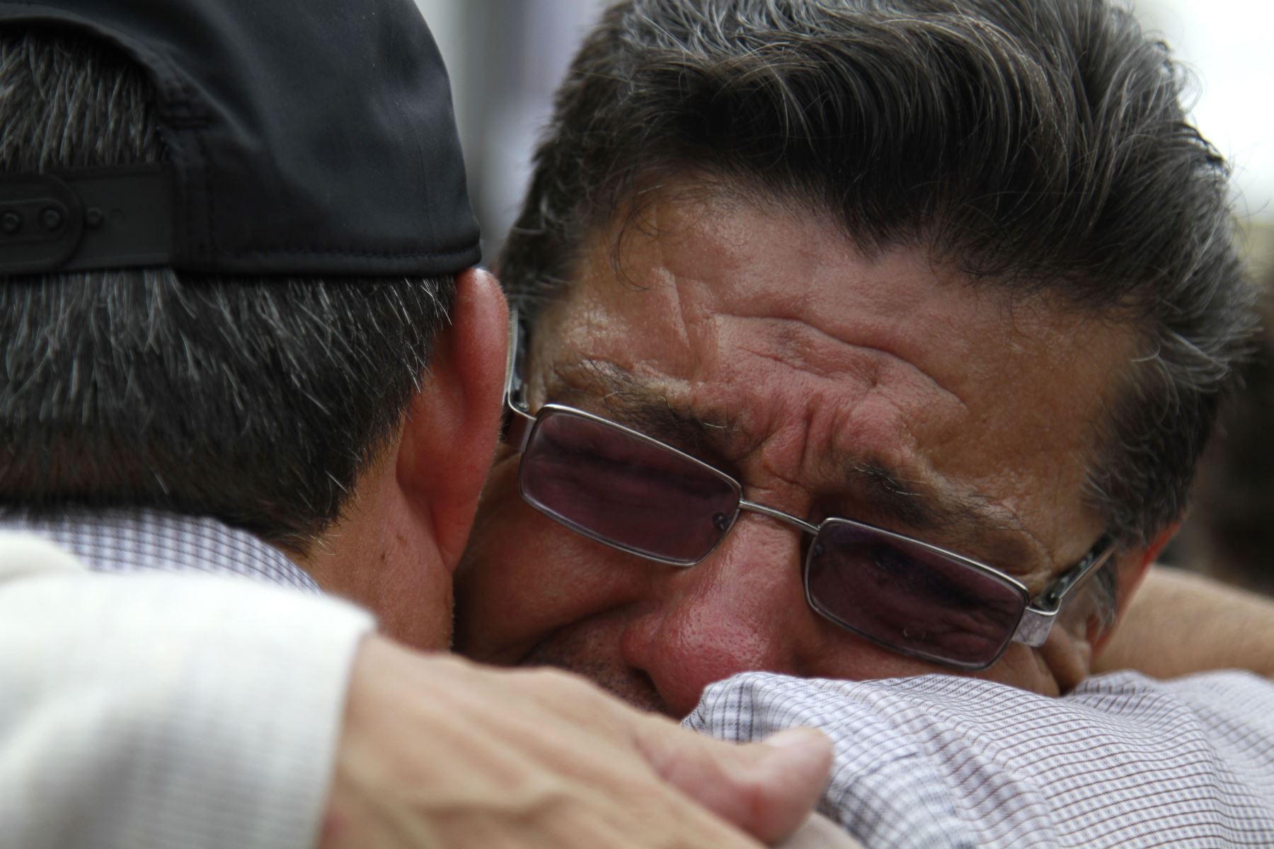 Familiares y amigos de los periodistas asesinados por las FARC reaccionan tras la declaración oficial de su muerte. Foto: AFP