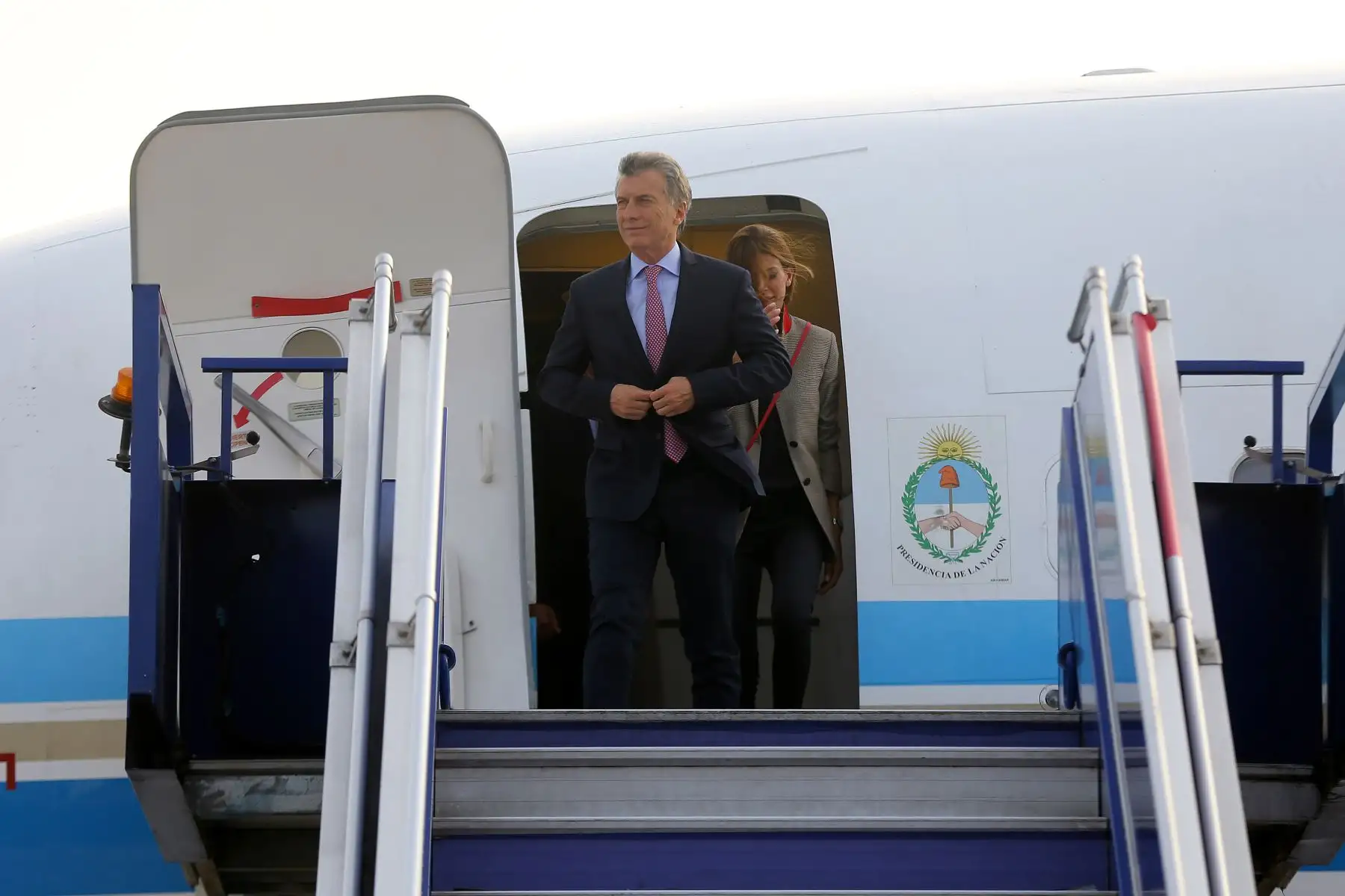 Presidente de Argentina, Mauricio Macri es recibido por el ministro de Agricultura, Gustavo Mostajo a su llegada a Lima para la VIII Cumbre de las Américas. Foto: ANDINA/Luis Iparraguirre