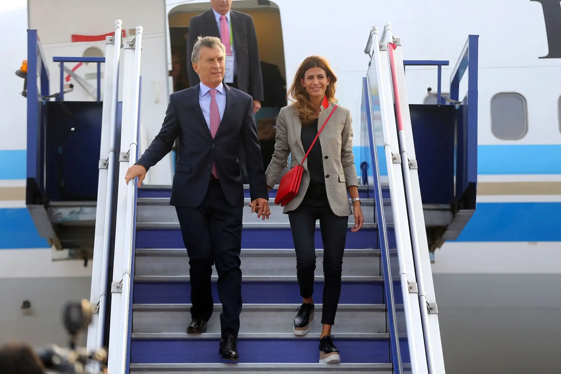 Presidente de Argentina, Mauricio Macri es recibido por el ministro de Agricultura, Gustavo Mostajo a su llegada a Lima para la VIII Cumbre de las Américas. Foto: ANDINA/Luis Iparraguirre