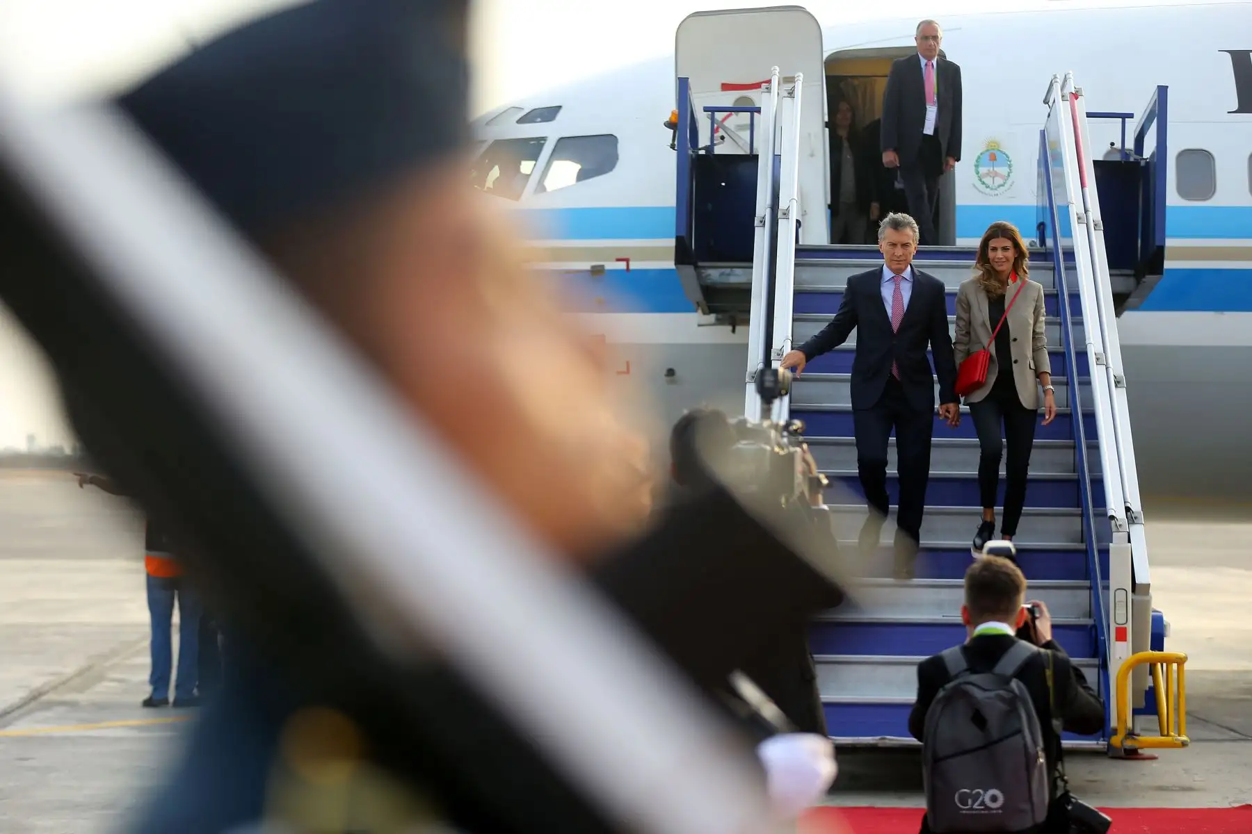 Presidente de Argentina, Mauricio Macri es recibido por el ministro de Agricultura, Gustavo Mostajo a su llegada a Lima para la VIII Cumbre de las Américas. Foto: ANDINA/Luis Iparraguirre