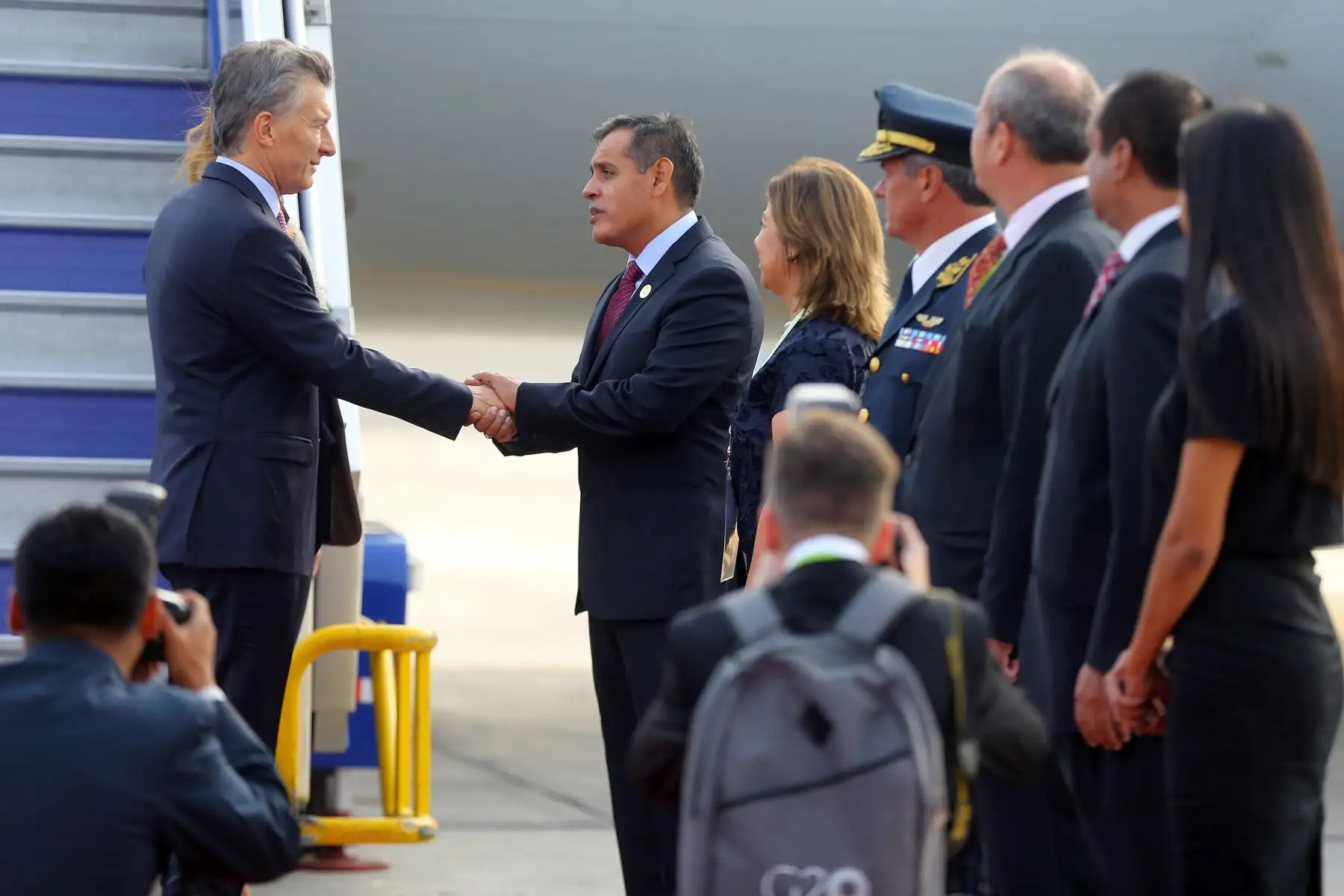 Presidente de Argentina, Mauricio Macri es recibido por el ministro de Agricultura, Gustavo Mostajo a su llegada a Lima para la VIII Cumbre de las Américas. Foto: ANDINA/Luis Iparraguirre