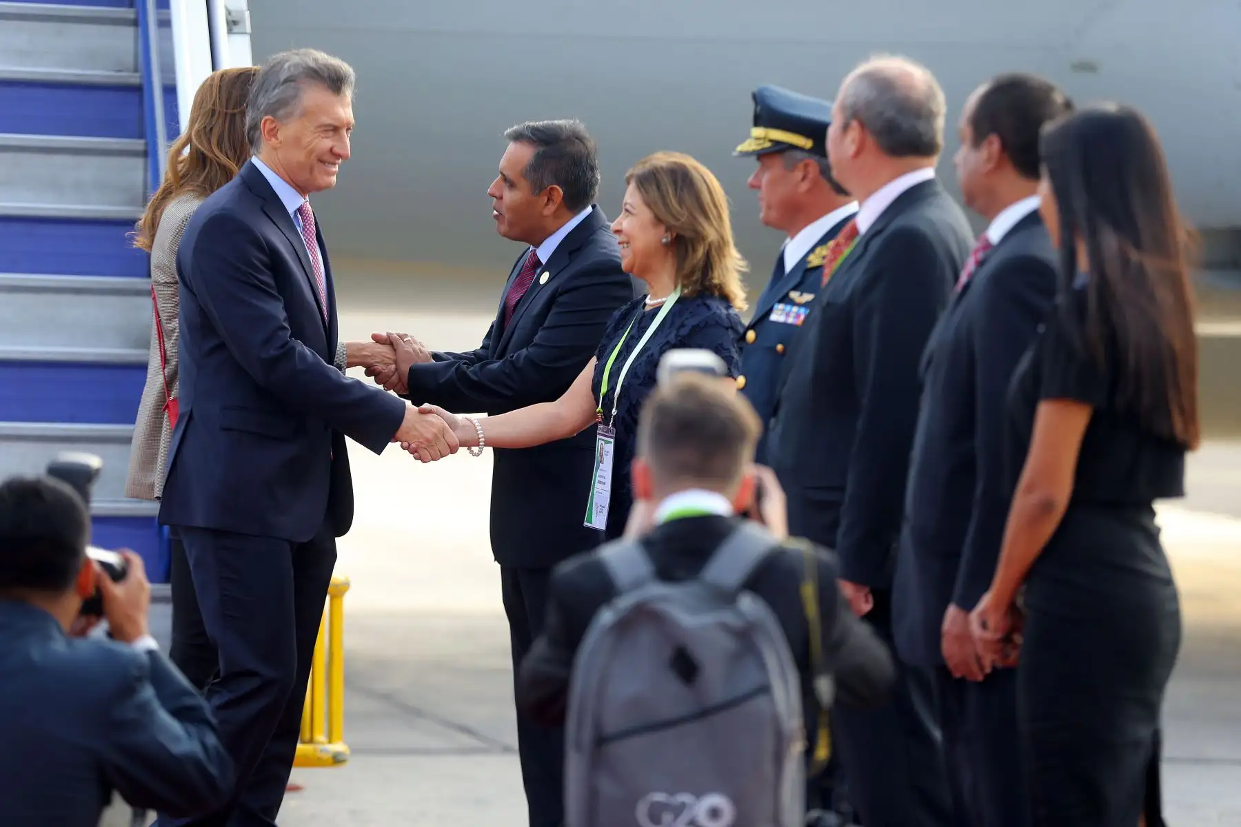Presidente de Argentina, Mauricio Macri es recibido por el ministro de Agricultura, Gustavo Mostajo a su llegada a Lima para la VIII Cumbre de las Américas. Foto: ANDINA/Luis Iparraguirre