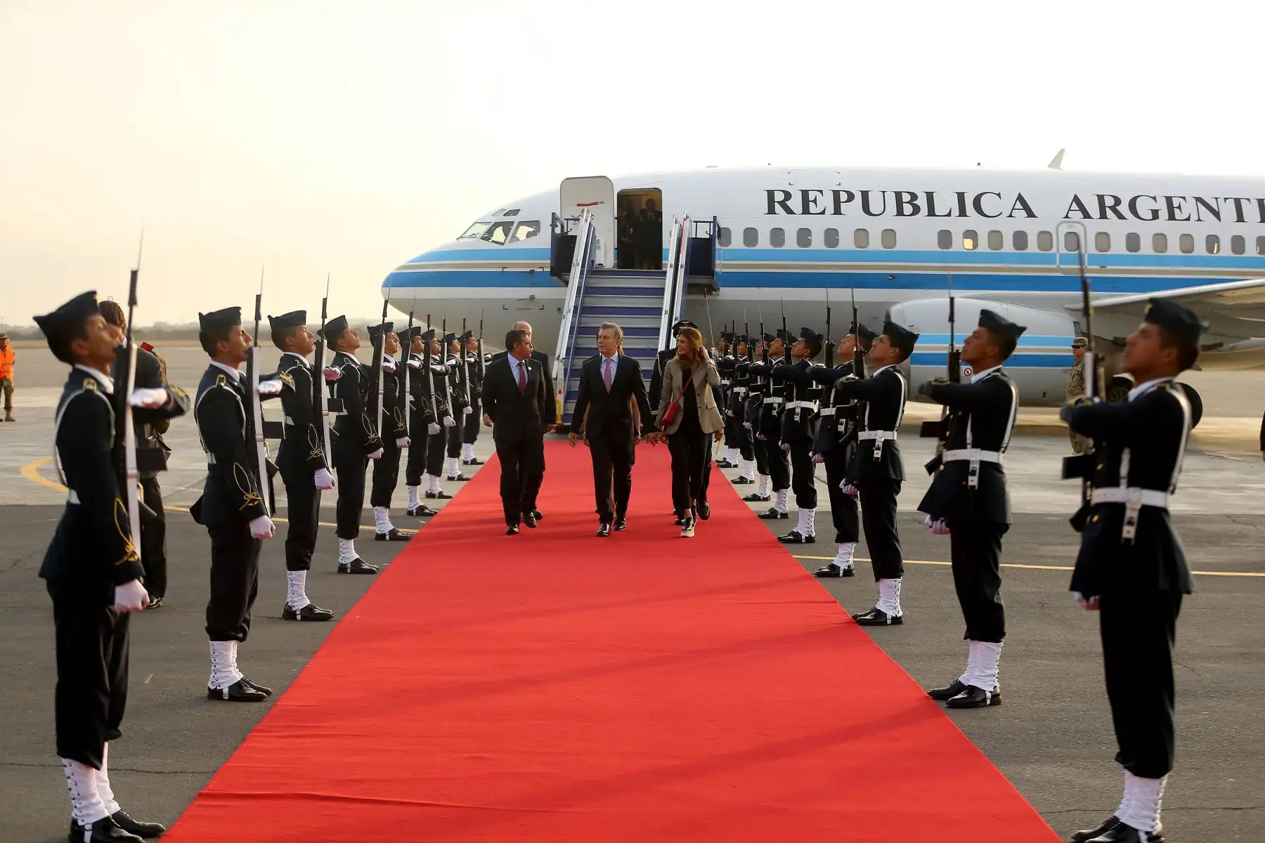 Presidente de Argentina, Mauricio Macri es recibido por el ministro de Agricultura, Gustavo Mostajo a su llegada a Lima para la VIII Cumbre de las Américas. Foto: ANDINA/Luis Iparraguirre