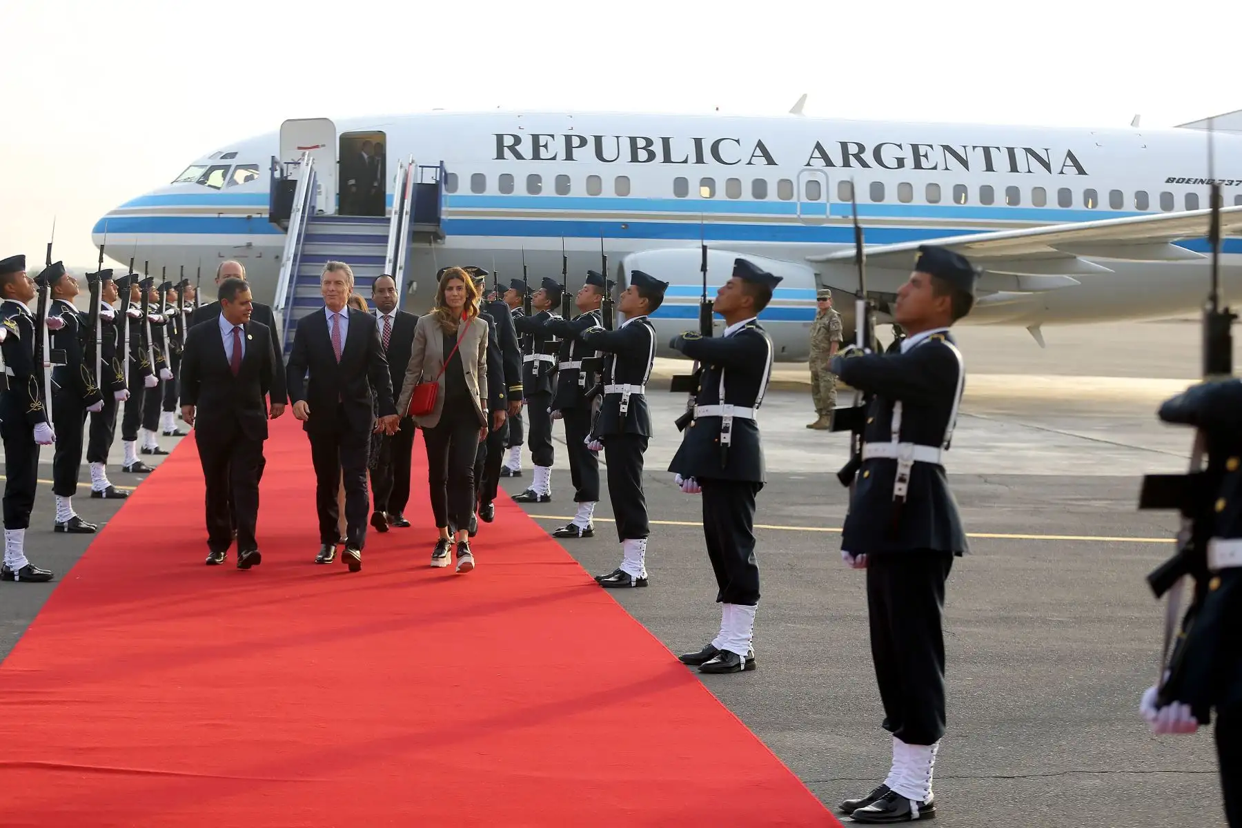 Presidente de Argentina, Mauricio Macri es recibido por el ministro de Agricultura, Gustavo Mostajo a su llegada a Lima para la VIII Cumbre de las Américas. Foto: ANDINA/Luis Iparraguirre