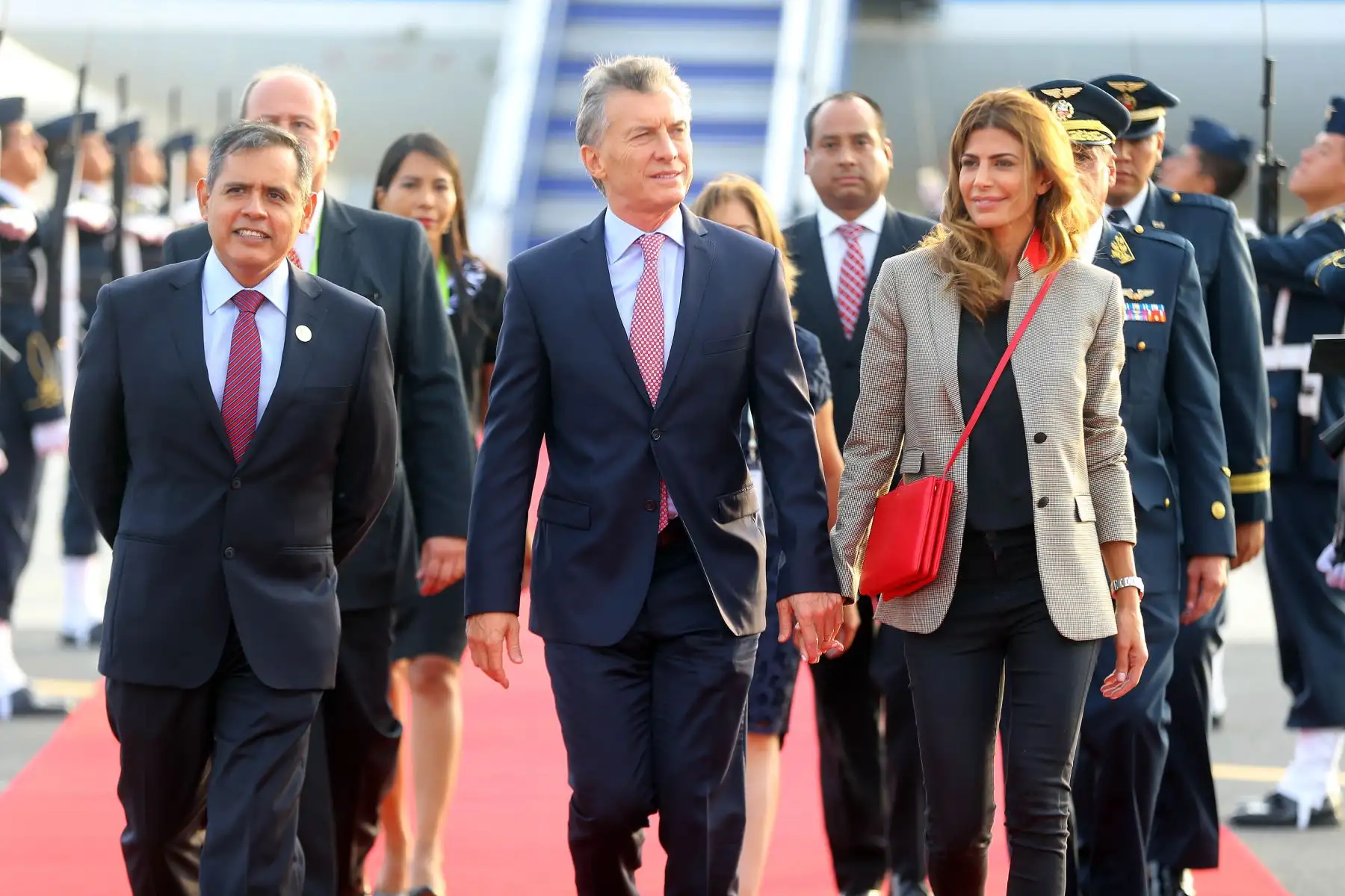 Presidente de Argentina, Mauricio Macri es recibido por el ministro de Agricultura, Gustavo Mostajo a su llegada a Lima para la VIII Cumbre de las Américas. Foto: ANDINA/Luis Iparraguirre