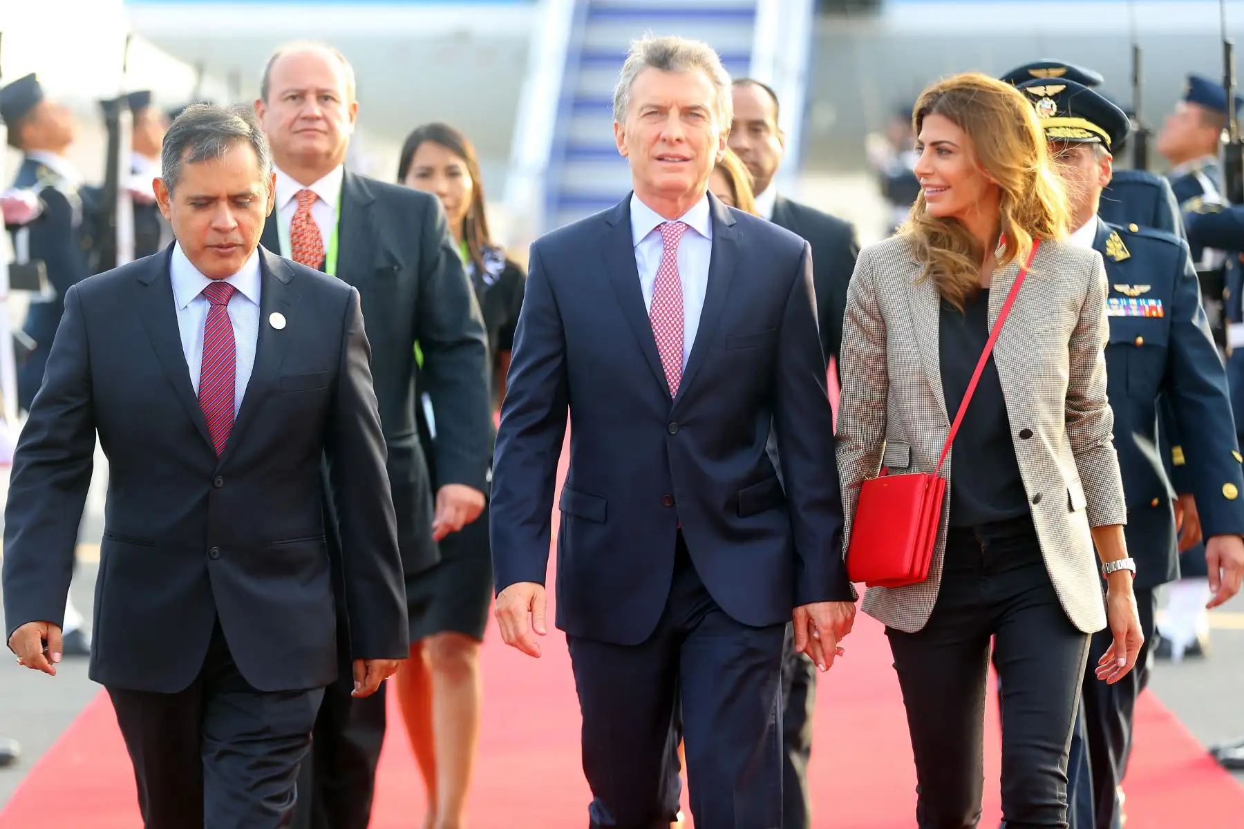 Presidente de Argentina, Mauricio Macri es recibido por el ministro de Agricultura, Gustavo Mostajo a su llegada a Lima para la VIII Cumbre de las Américas. Foto: ANDINA/Luis Iparraguirre