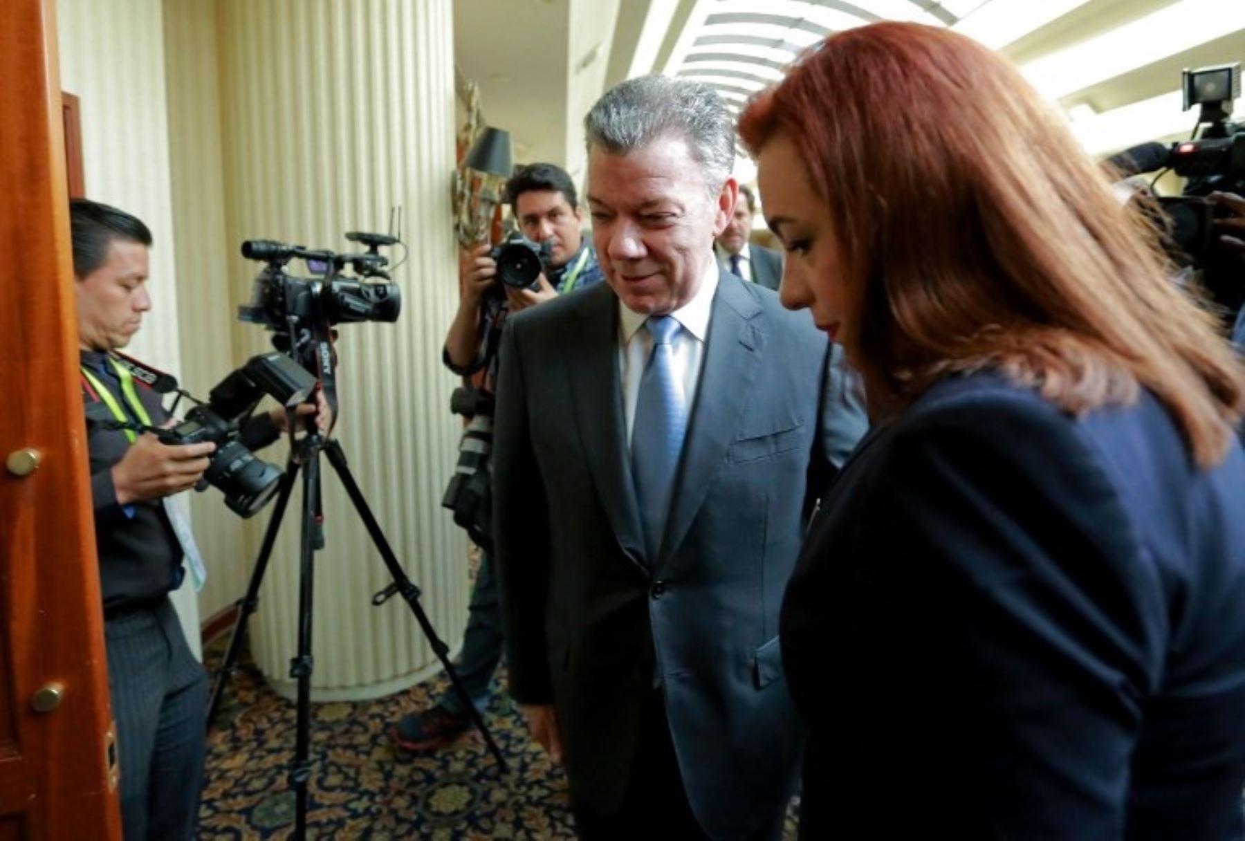Presidente de Colombia, Juan Manuel Santos, se reúne con la canciller de Ecuador, María Fernanda Espinosa.