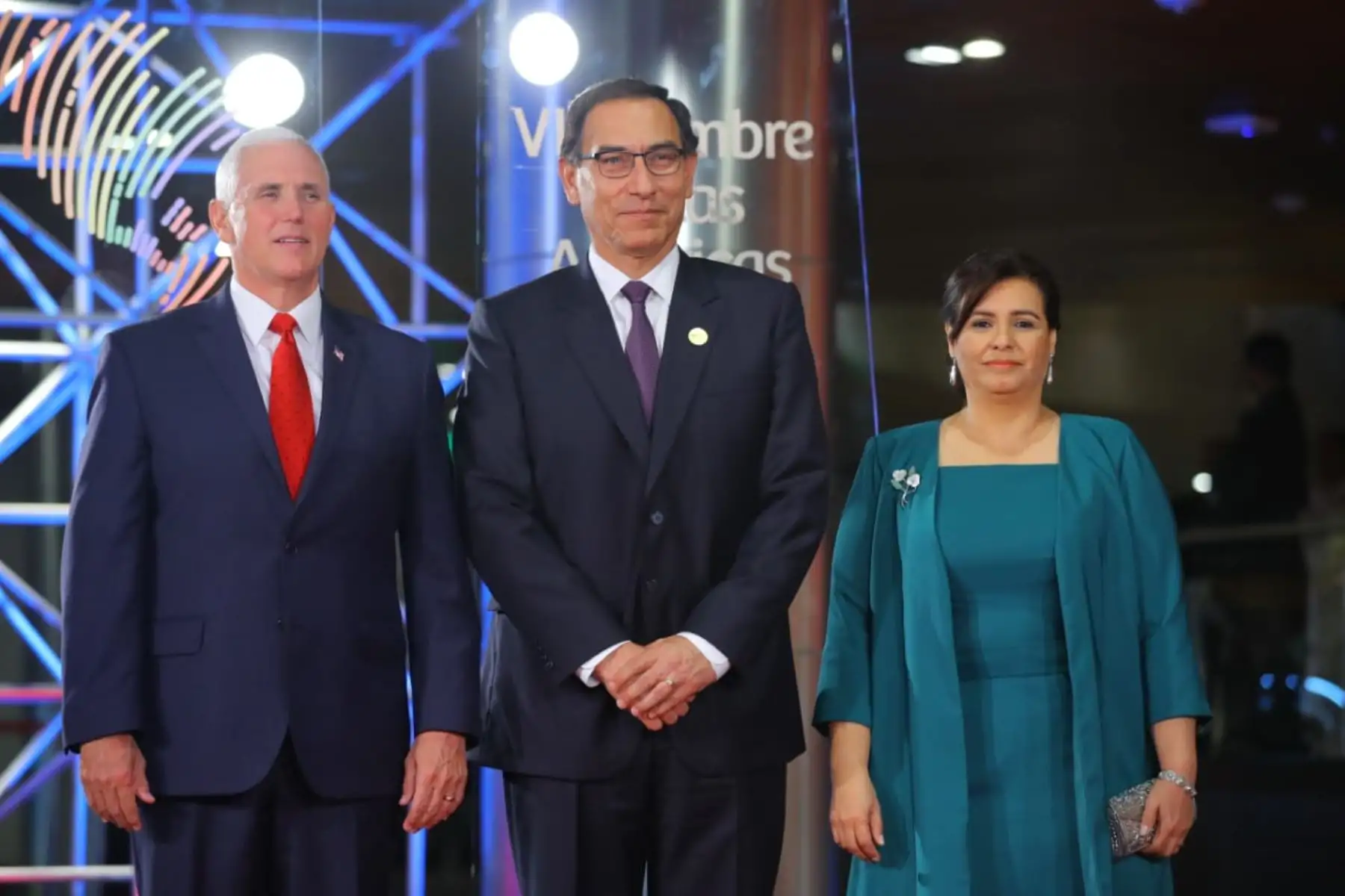 Presidente Martín Vizcarra saluda al Vice Presidente de Estados Unidos, Mike Pence a su llegada a la Sede de la  VIII Cumbre de Las Américas. Foto: ANDINA/Prensa Presidencia