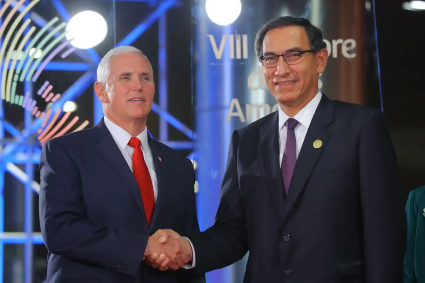 Presidente Martín Vizcarra saluda al Vice Presidente de Estados Unidos, Mike Pence a su llegada a la Sede de la  VIII Cumbre de Las Américas. Foto: ANDINA/Prensa Presidencia