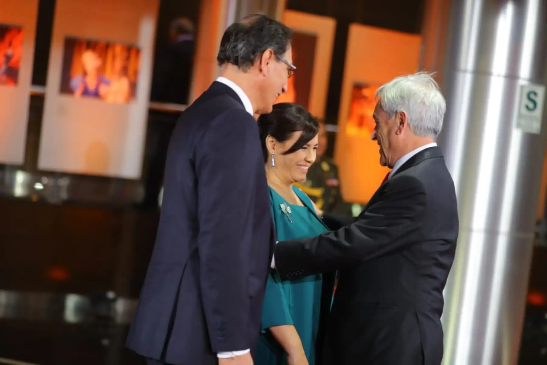 Presidente de Chile, Sebastian Piñera saluda a la Primera Dama Maribel Díaz a su llegada a la Sede de la  VIII Cumbre de Las Américas.  Foto: ANDINA/Prensa Presidencia