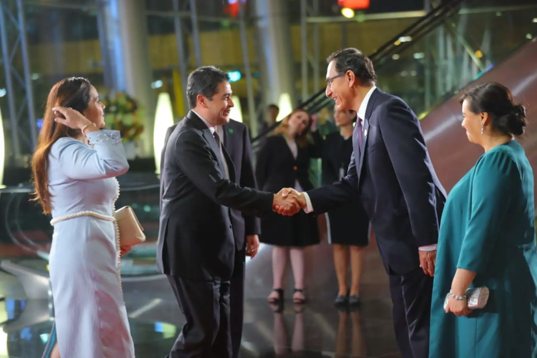 Presidente Martín Vizcarra saluda al Presidente de Honduras, Juan Hernández su llegada a la Sede de la VIII Cumbre de Las Américas . Foto: ANDINA/Prensa Presidencia