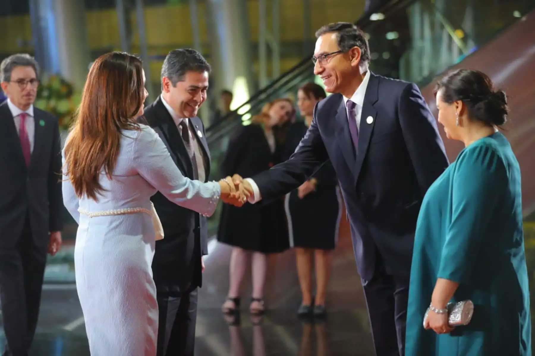 Presidente Martín Vizcarra saluda al Presidente de Honduras, Juan Hernández su llegada a la Sede de la VIII Cumbre de Las Américas . Foto: ANDINA/Prensa Presidencia