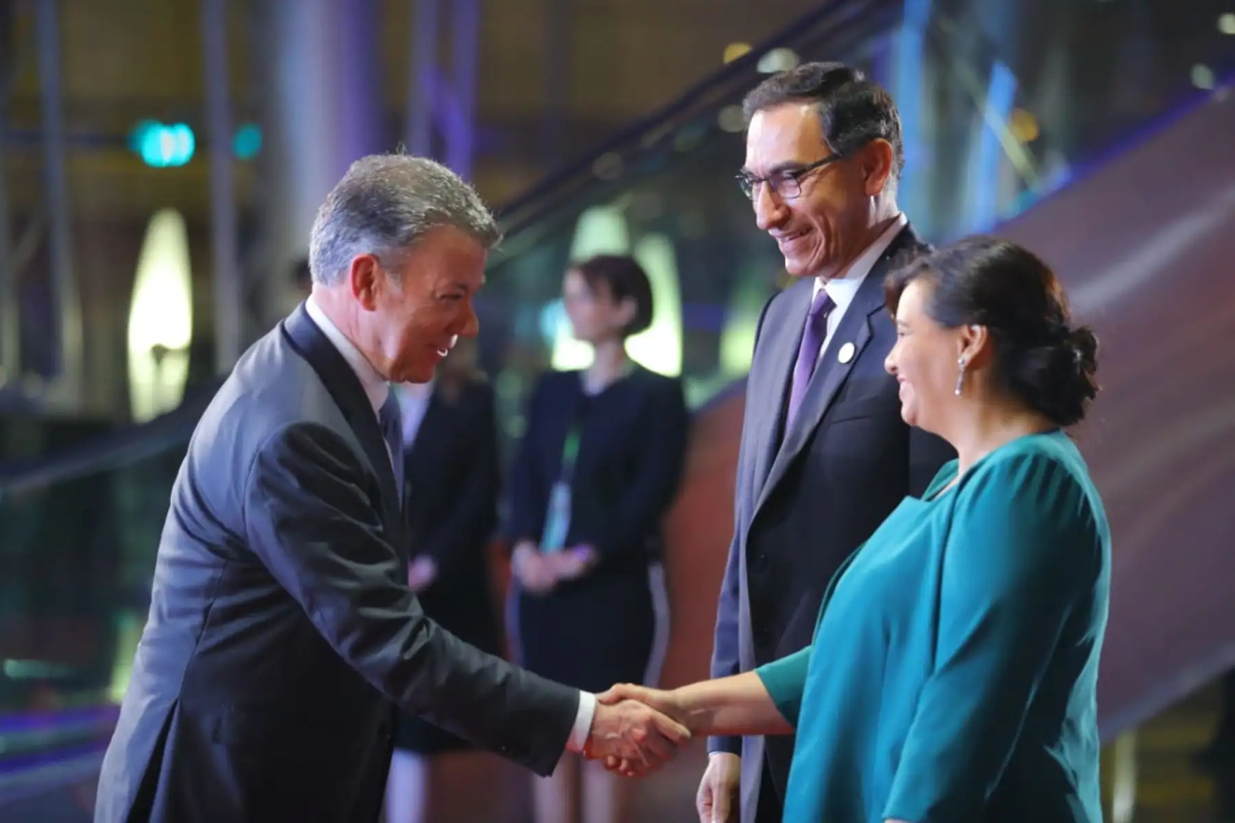 Presidente de Colombia, Juan Manuel Santos, saluda a la primera dama, Maribel Díaz, a su llegada a la sede de la VIII Cumbre de las Américas. Foto: ANDINA/Prensa Presidencia.