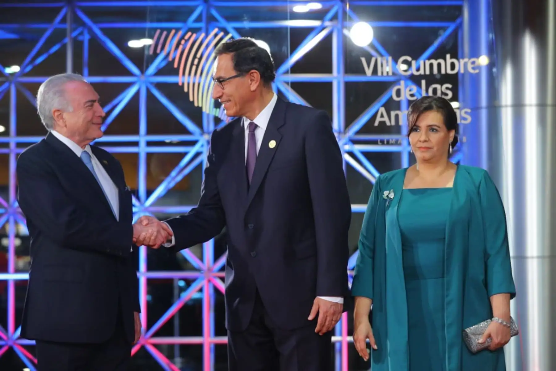 Presidente Martín Vizcarra saluda al presidente de Brasil, Michel Temer, a su llegada a la Sede de la  VIII Cumbre de las Américas. Foto: ANDINA/Prensa Presidencia.