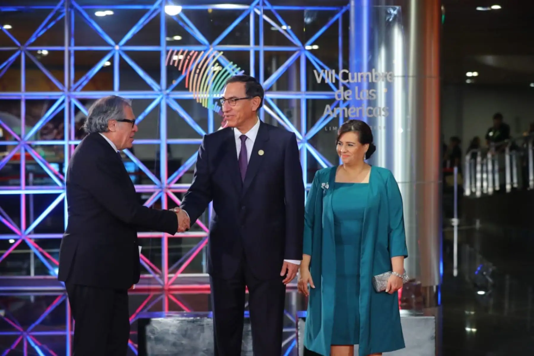 Presidente Martín Vizcarra saluda al secretario general de la OEA, Luis Almagro, a su llegada a la sede de la  VIII Cumbre de las Américas. Foto: ANDINA/Prensa Presidencia.