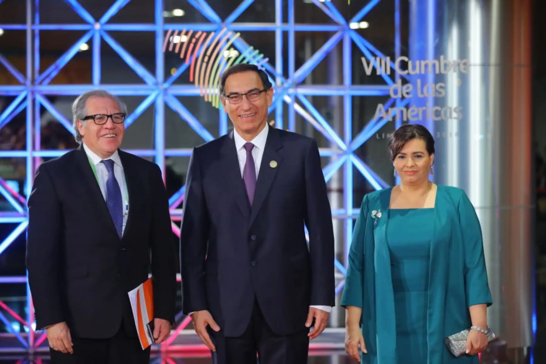 Presidente Martín Vizcarra saluda al secretario general de la OEA, Luis Almagro, a su llegada a la sede de la  VIII Cumbre de las Américas. Foto: ANDINA/Prensa Presidencia.